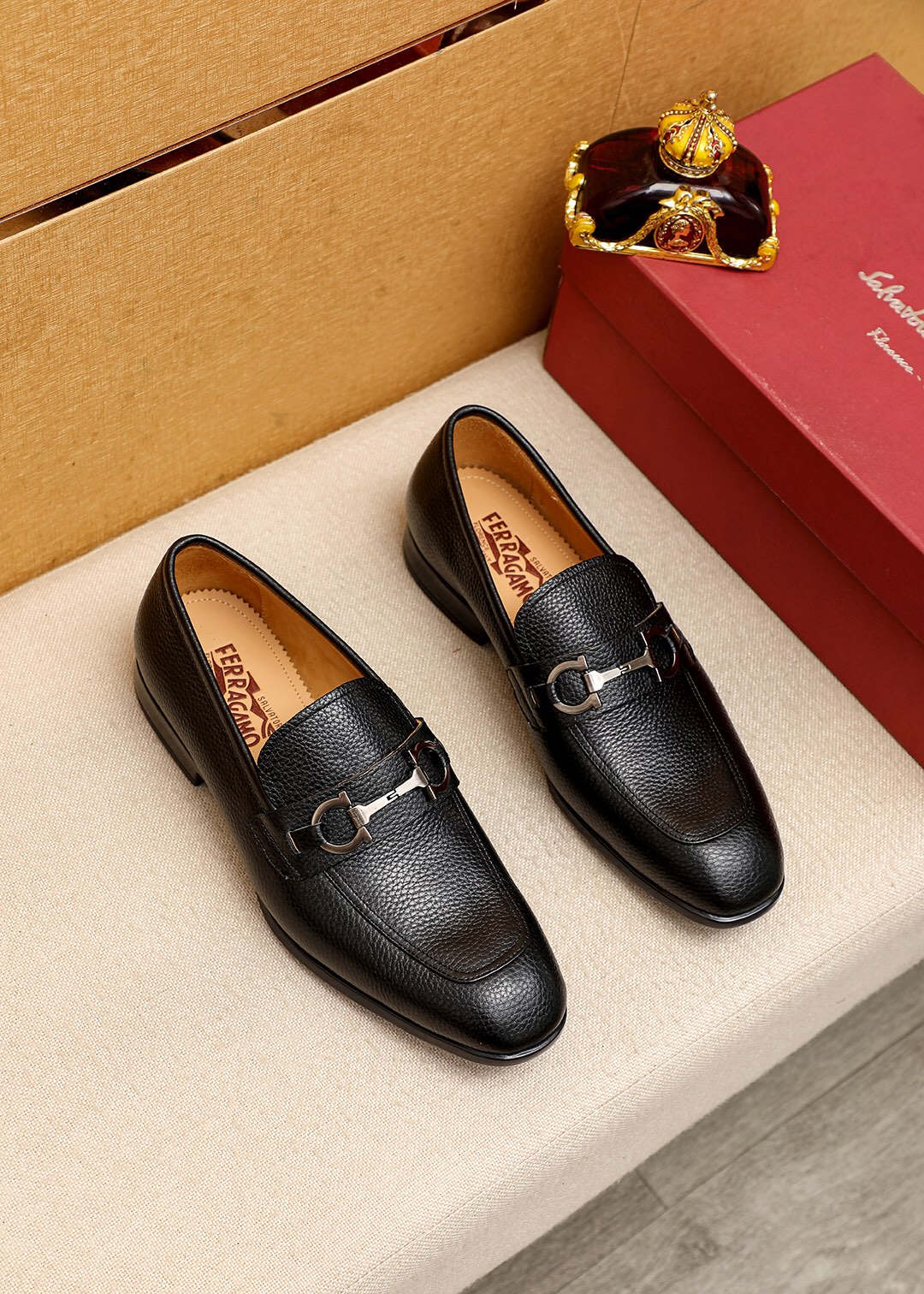 J5 专柜品质顶级代购菲拉格慕爆款2022男士正装皮鞋纯正高品质可1:1比较面料：意大利进口原版定制荔枝纹牛皮内里：全进口水染牛皮里垫专柜同步发售原厂配置五金鞋底：东莞进口橡胶大底原厂特供原版底超级舒适，原厂跟单货，高品质，可随意进出专柜，欢迎对比专柜同步，正码38–4445订制