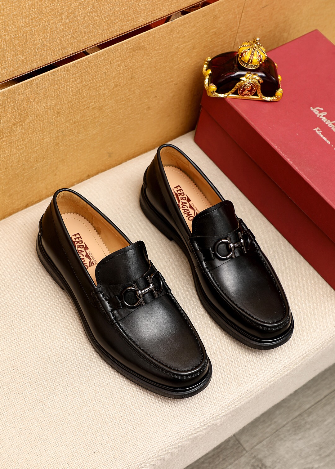 J5 专柜品质顶级代购菲拉格慕爆款2022男士正装皮鞋纯正高品质可1:1比较面料：意大利进口原版定制小牛皮内里：全进口水染牛皮里垫专柜同步发售原厂配置五金鞋底：东莞进口橡胶大底原厂特供原版底超级舒适，原厂跟单货，高品质，可随意进出专柜，欢迎对比专柜同步，正码38–4445订制