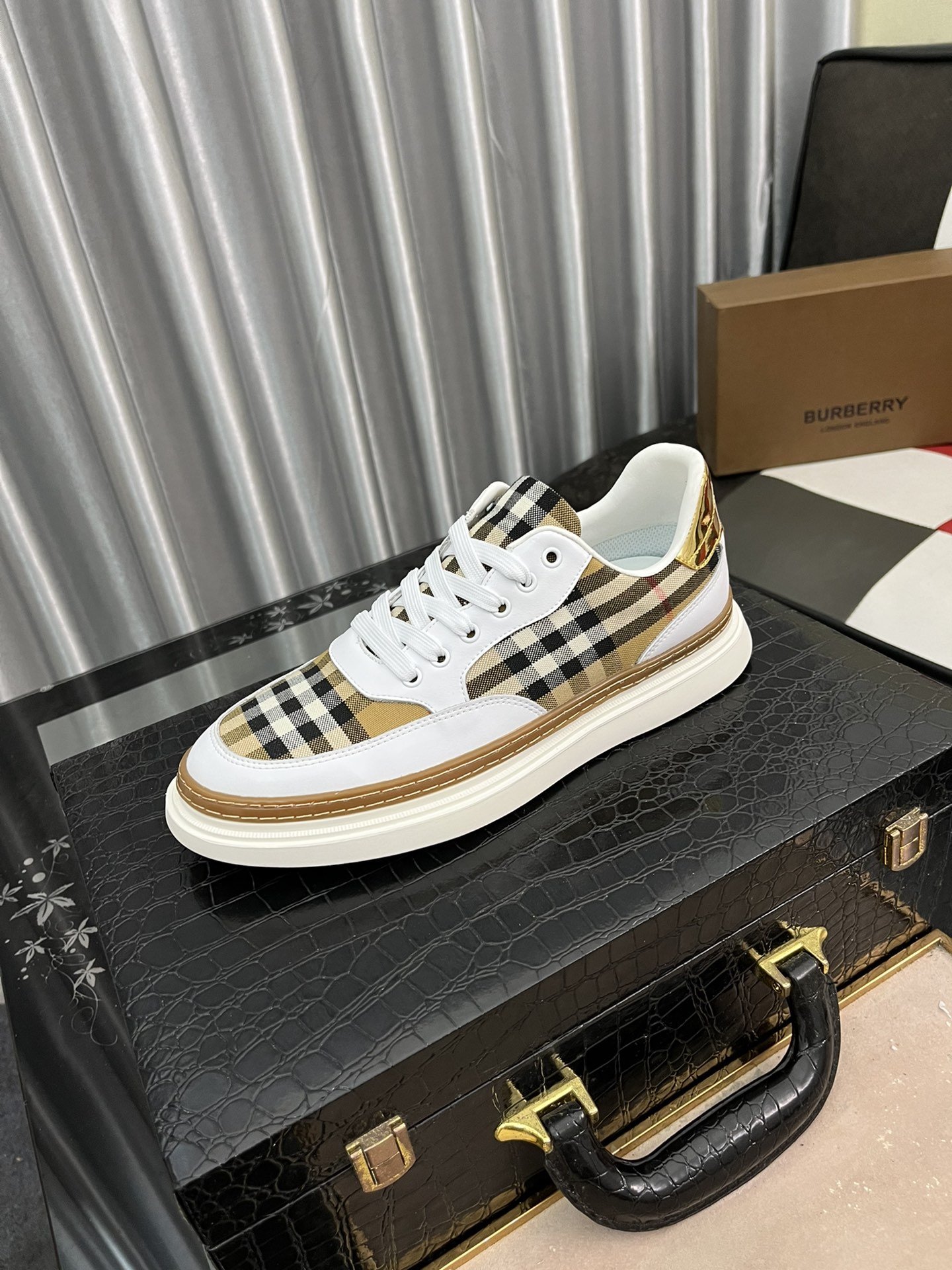 I5   Burberry 巴宝莉  男鞋 最 2022精心打造，引爆全场不断创新的国际品牌 此款男士四季运动休闲鞋，原版版本，鞋面透气牛皮面料 ，鞋子 透气舒适皮垫脚➕橡胶防滑大底，透气舒适以质量说话