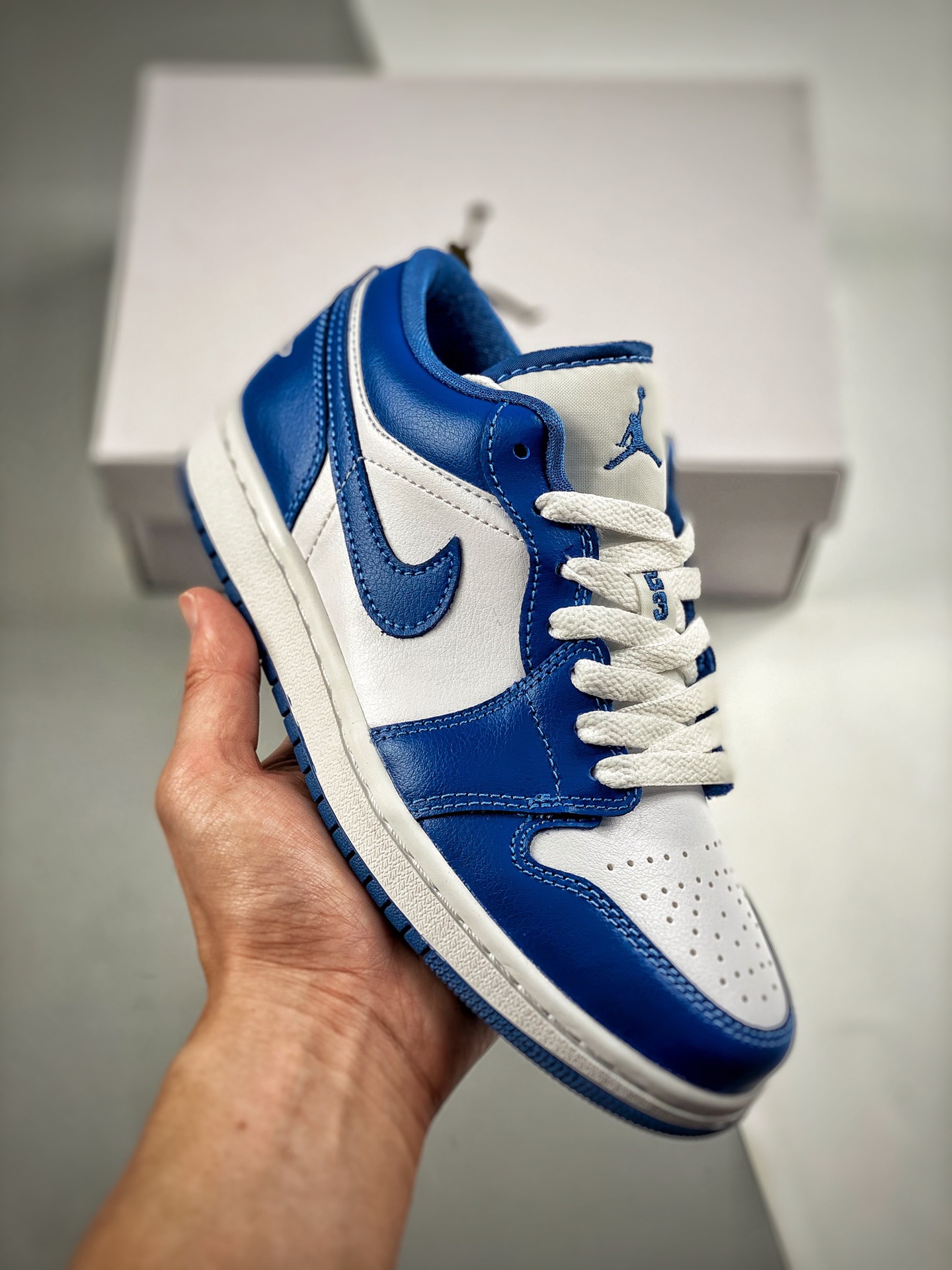 -4 过验版Air Jordan 1 Low 白蓝 AJ1乔1低帮休闲板鞋 同步官方配色 市场唯一独家头层皮打造 原鞋原档案开发 原厂皮料 原档冲孔鞋头 正确满胶鞋垫 四线拉帮 原厂织唛标 鞋舌高弹海绵填 货号：DC0774-114 Si…