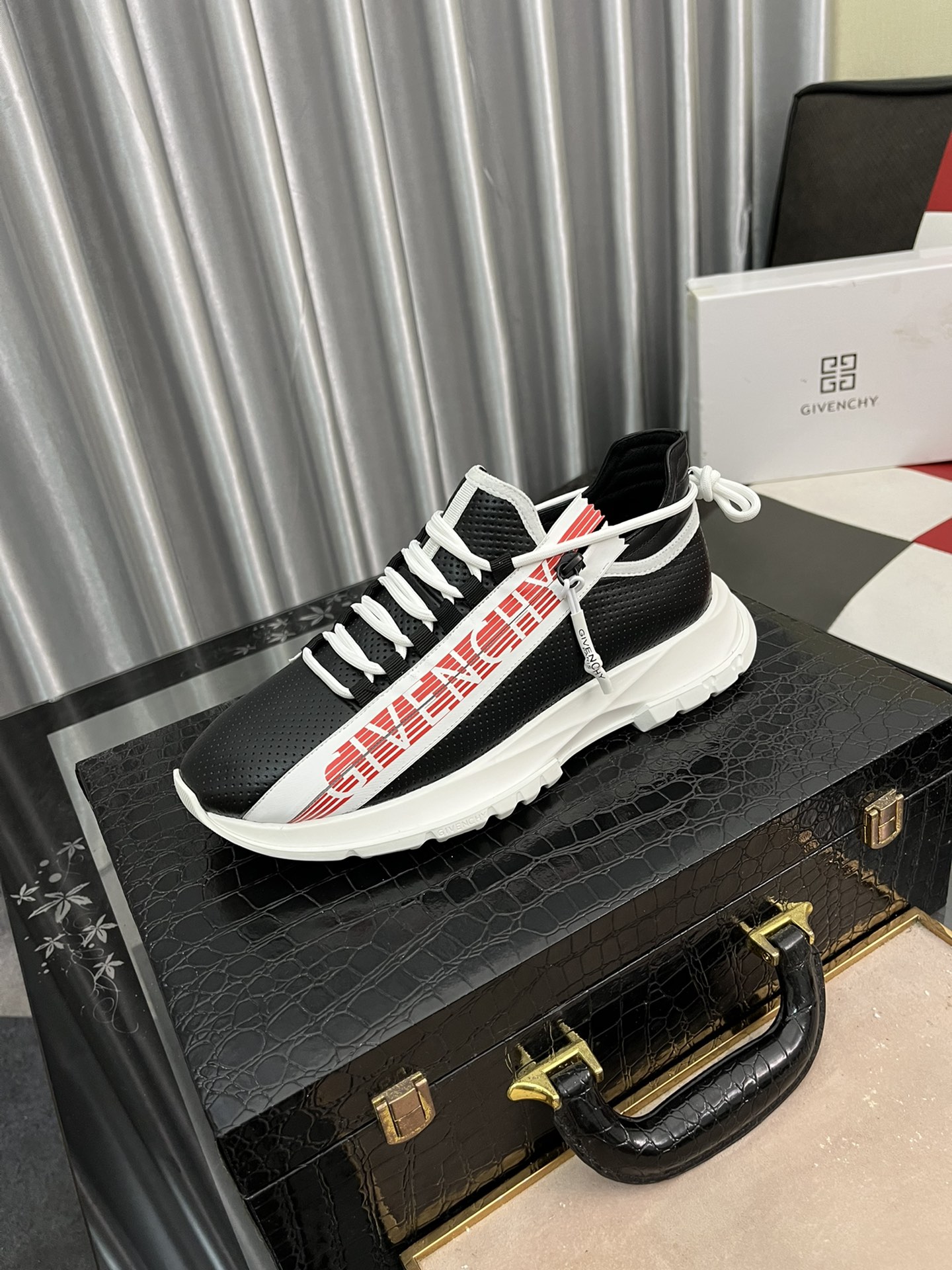 J5  Glvenchy 纪梵希 Givenchy 男士休闲鞋，今年最代购品质，顶级原单鞋面进口牛皮配3D打印工艺，做工颜色均对版正品，进口真皮内里垫脚，配原版大底，