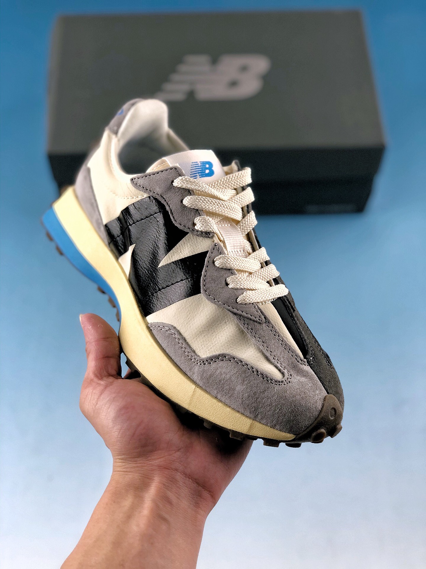  支持放店
New Balance MS327系列复古休闲运动慢跑鞋 MS327RG
#全新 New Balance 327 系列，以更纯粹的复古风格设计打造的全新造型。侧身还以解构设计，将 N 字标志以做旧压花样式呈现，样式别具新意。而麂皮、冲孔皮革的塑造，则呈现出高级怀旧气质，也让鞋款在奢华时装风格与运动氛围之间达到了平衡。
尺码：36 37 37.5 38 38.5 39.5 40 40.5 41.5 42 42.5 43 44 45