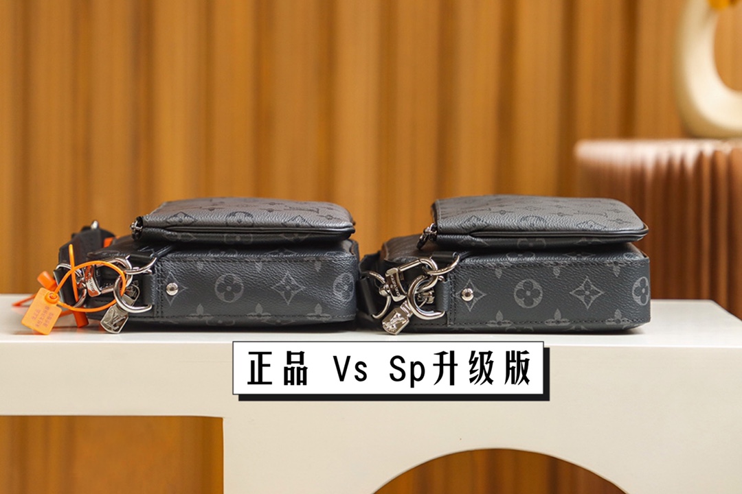 内部价 菱格变码SP免检 。 𝐓𝐑𝐈𝐎邮差包 升级版#M69443#免检版 
▪️𝐙𝐏 𝐕𝐬 升级版▪️
毫不夸张，相似度直达𝟗𝟗.𝟗𝟗%，
凭实力说话，品质自带说服力✔️