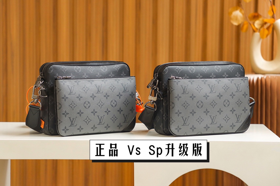 内部价 菱格变码SP免检 。 𝐓𝐑𝐈𝐎邮差包 升级版#M69443#免检版 
▪️𝐙𝐏 𝐕𝐬 升级版▪️
毫不夸张，相似度直达𝟗𝟗.𝟗𝟗%，
凭实力说话，品质自带说服力✔️