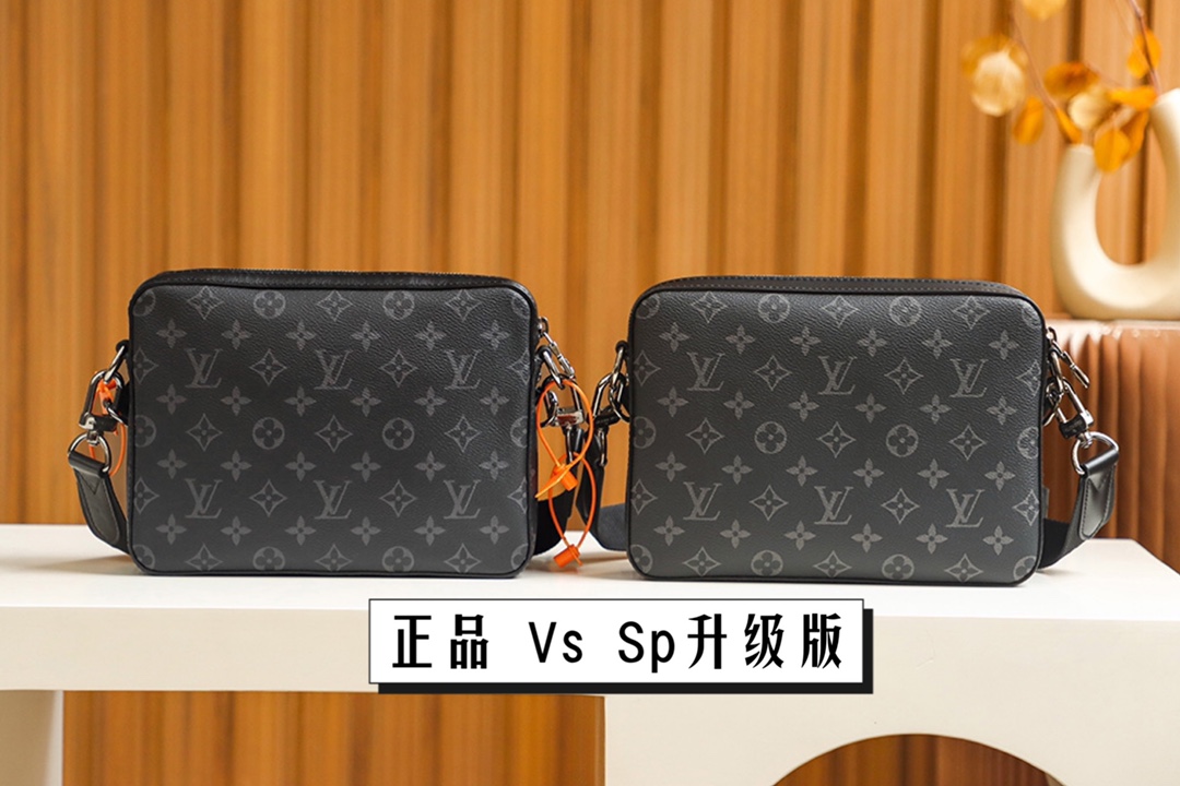 内部价 菱格变码SP免检 。 𝐓𝐑𝐈𝐎邮差包 升级版#M69443#免检版 
▪️𝐙𝐏 𝐕𝐬 升级版▪️
毫不夸张，相似度直达𝟗𝟗.𝟗𝟗%，
凭实力说话，品质自带说服力✔️