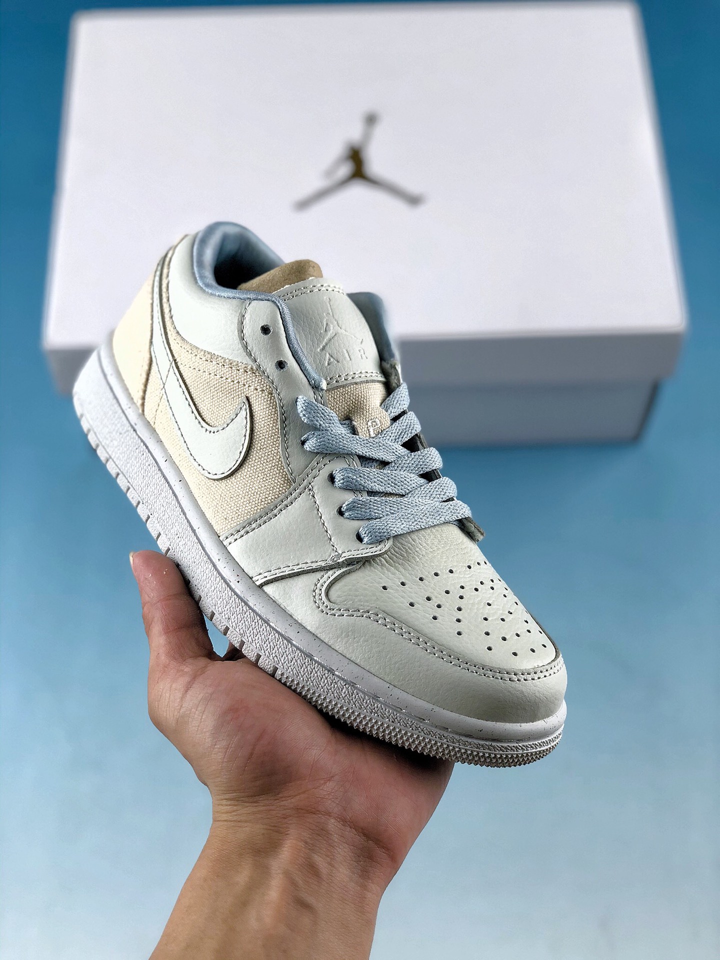  支持放店
AIR JORDAN 1 LOW SE AJ1 蓝灰 帆布
无原鞋不开发 无限还原 
原厂内置气垫魔块 A模大底 
头层小牛皮 鞋舌AJ原厂专用牛津布+AJ专用反口珍珠布+原厂无杂质高弹内里海棉+特殊封边弹力鞋带+原厂中底线 尾端不分X
货号：DQ4151-500
Size：35.5 36 36.5 37.5 38 38.5 39 40 40.5 41 42 42.5 43 44 44.5 45 46 47.5