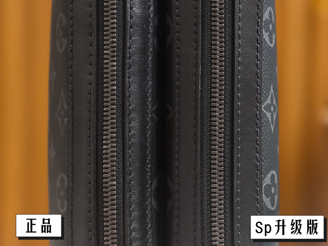 内部价 菱格变码SP免检 。 𝐓𝐑𝐈𝐎邮差包 升级版#M69443#免检版 
▪️𝐙𝐏 𝐕𝐬 升级版▪️
细节决定成败的关键，
相似度惊人！