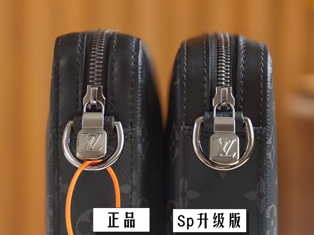 内部价 菱格变码SP免检 。 𝐓𝐑𝐈𝐎邮差包 升级版#M69443#免检版 
▪️𝐙𝐏 𝐕𝐬 升级版▪️
细节决定成败的关键，
相似度惊人！