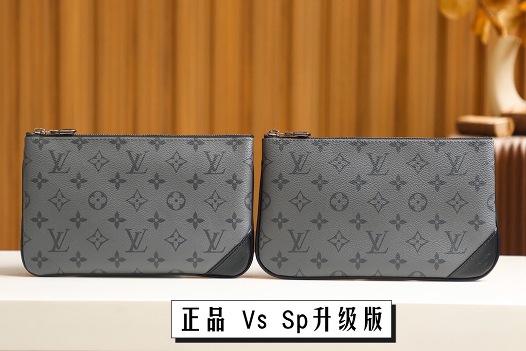 内部价 菱格变码SP免检 。 𝐓𝐑𝐈𝐎邮差包 升级版#M69443#免检版 
▪️𝐙𝐏 𝐕𝐬 升级版▪️
细节决定成败的关键，
相似度惊人！