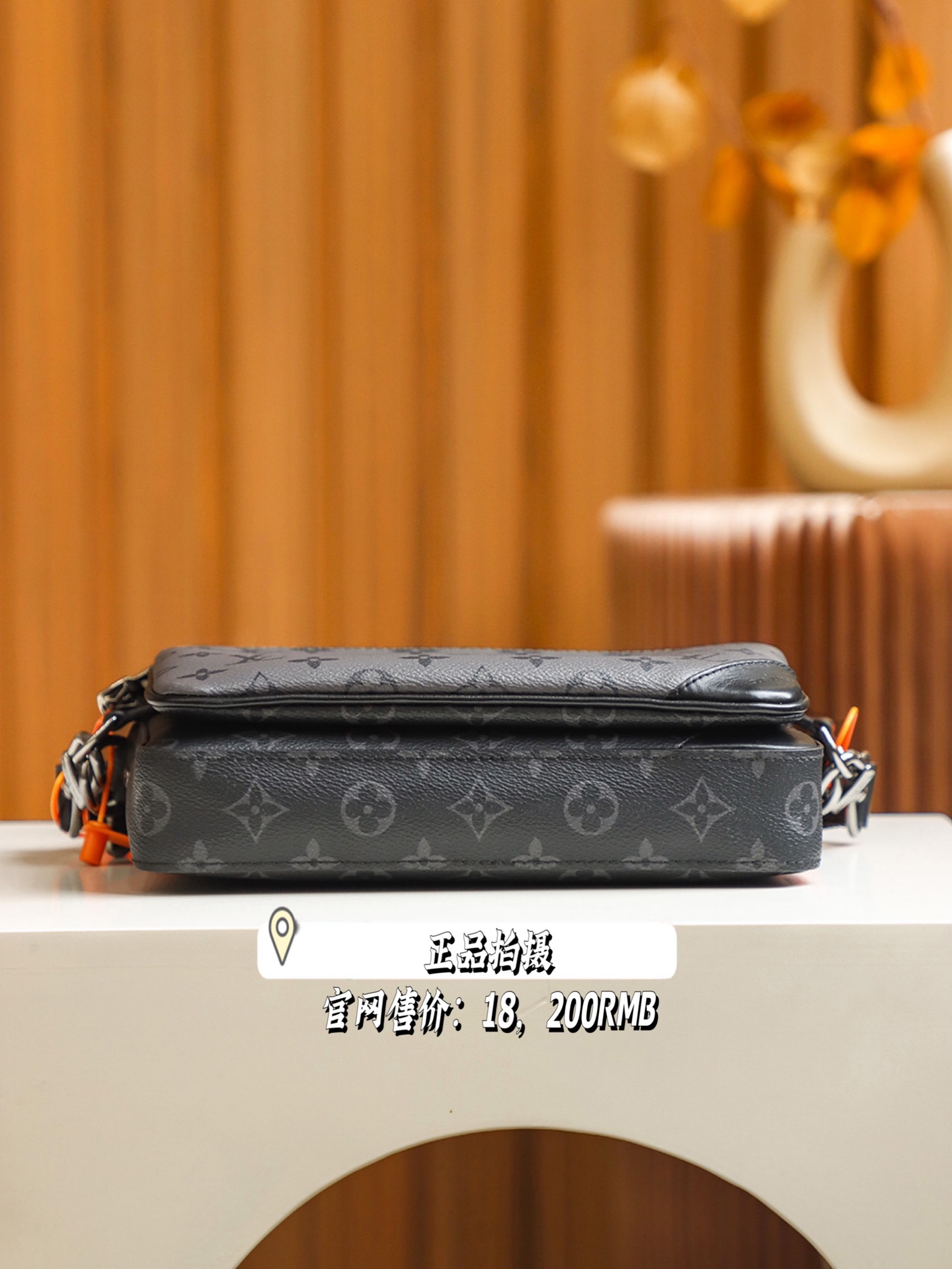 内部价 菱格变码SP免检 。 𝐓𝐑𝐈𝐎邮差包 升级版#M69443#免检版 
▪️正品实物拍摄▪️
官网售�𝟎𝟎 𝐑𝐌𝐁