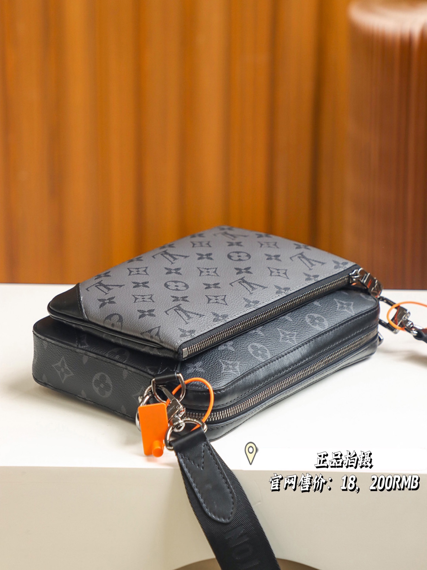 内部价 菱格变码SP免检 。 𝐓𝐑𝐈𝐎邮差包 升级版#M69443#免检版 
▪️正品实物拍摄▪️
官网售�𝟎𝟎 𝐑𝐌𝐁