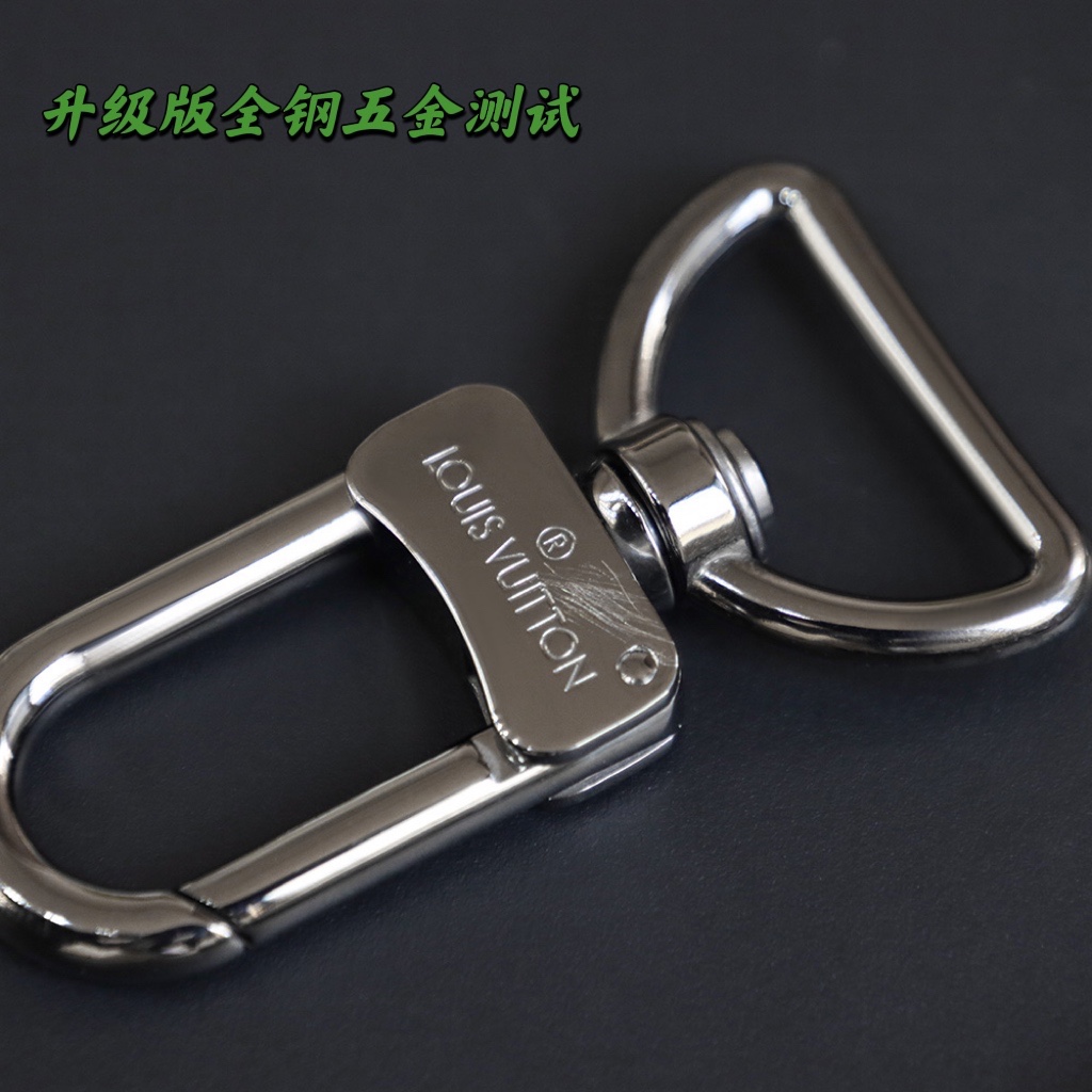 𝐓𝐑𝐈𝐎邮差包 升级版#M69443#
【升级版五金 不褪色不掉色】
告别传统的真空表层电镀枪色五金，
升级版原厂五金⚠️承诺不褪色不掉色‼️