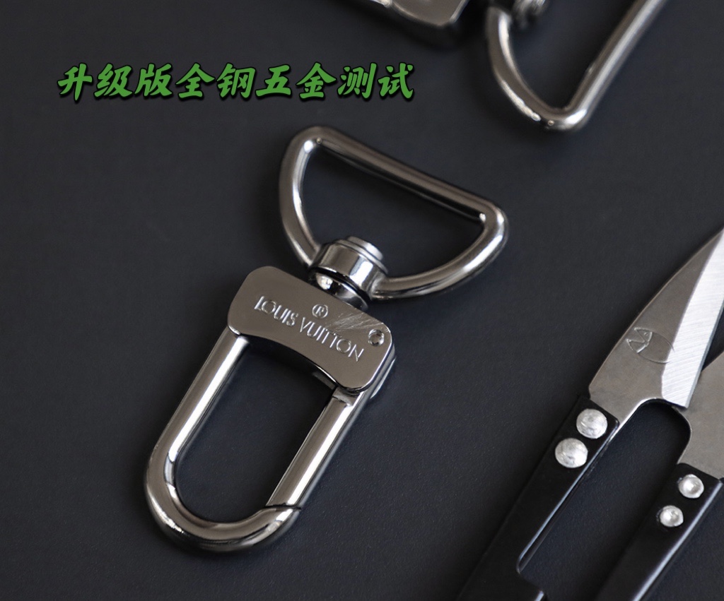 𝐓𝐑𝐈𝐎邮差包 升级版#M69443#
【升级版五金 不褪色不掉色】
告别传统的真空表层电镀枪色五金，
升级版原厂五金⚠️承诺不褪色不掉色‼️
