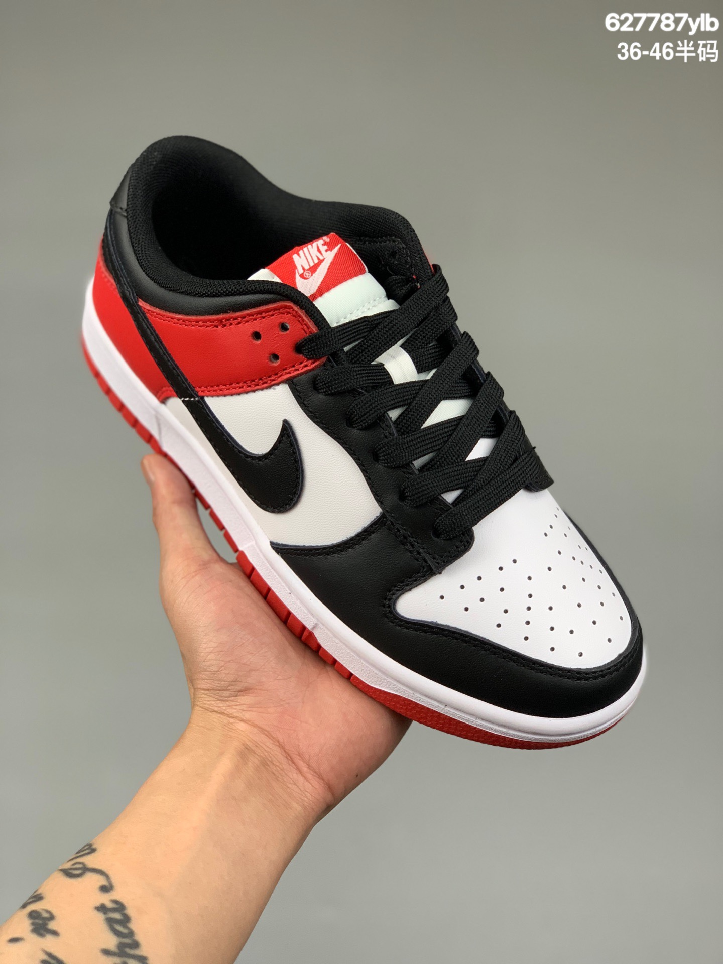 本地
公司级 耐克 Nike SB Zoom Dunk Low 板鞋 系列经典百搭休闲运动板鞋加厚鞋舌的填充，使舒适性大大提升，同时也更方便穿脱中底部分则加入了脚感柔软舒适ZoomAir气垫，有效吸收滑板等极限运动在落地时带来的冲击力，为街头运动者们提供更好的保护货号：DJ6188-002 尺码：36 36.5 37.5 38 38.5 39 40 40.5 41 42 42.5 43 44 45 46  编码：627787ylb
编码：2530656