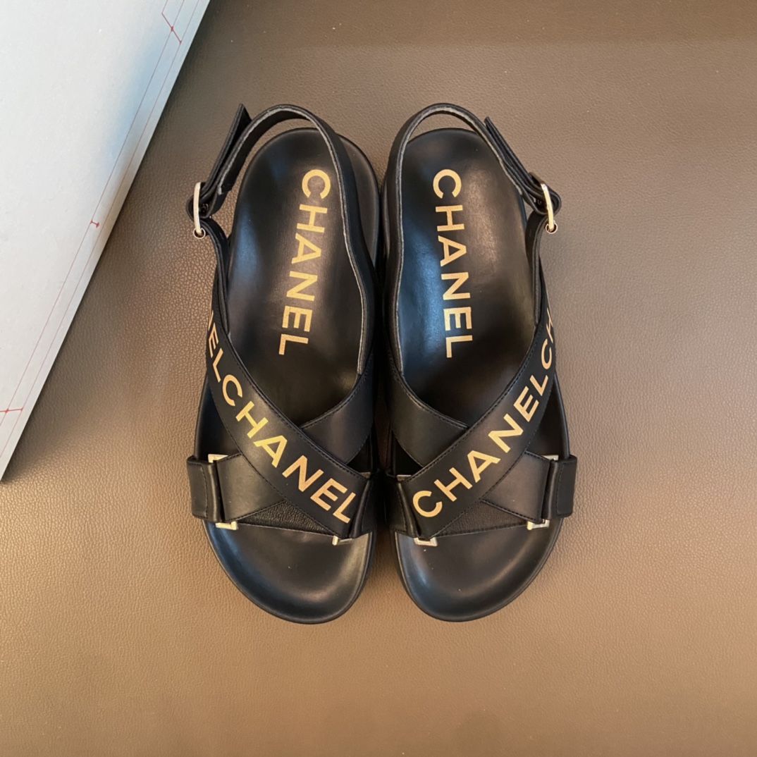 I0   春夏givenchy 纪梵希 Givenchy 最火爆的品牌logo标准性凉鞋拖鞋，金卡戴珊与众多网红同款，软踏踏的原版pu鞋底，鞋面为PVC品牌标志性logo，拖鞋 非常时尚沙滩拖鞋，这个夏天不能错过时尚单品。38-44 45定制 供天猫 户外司机鞋🚗 纯原正品 一字拖鞋