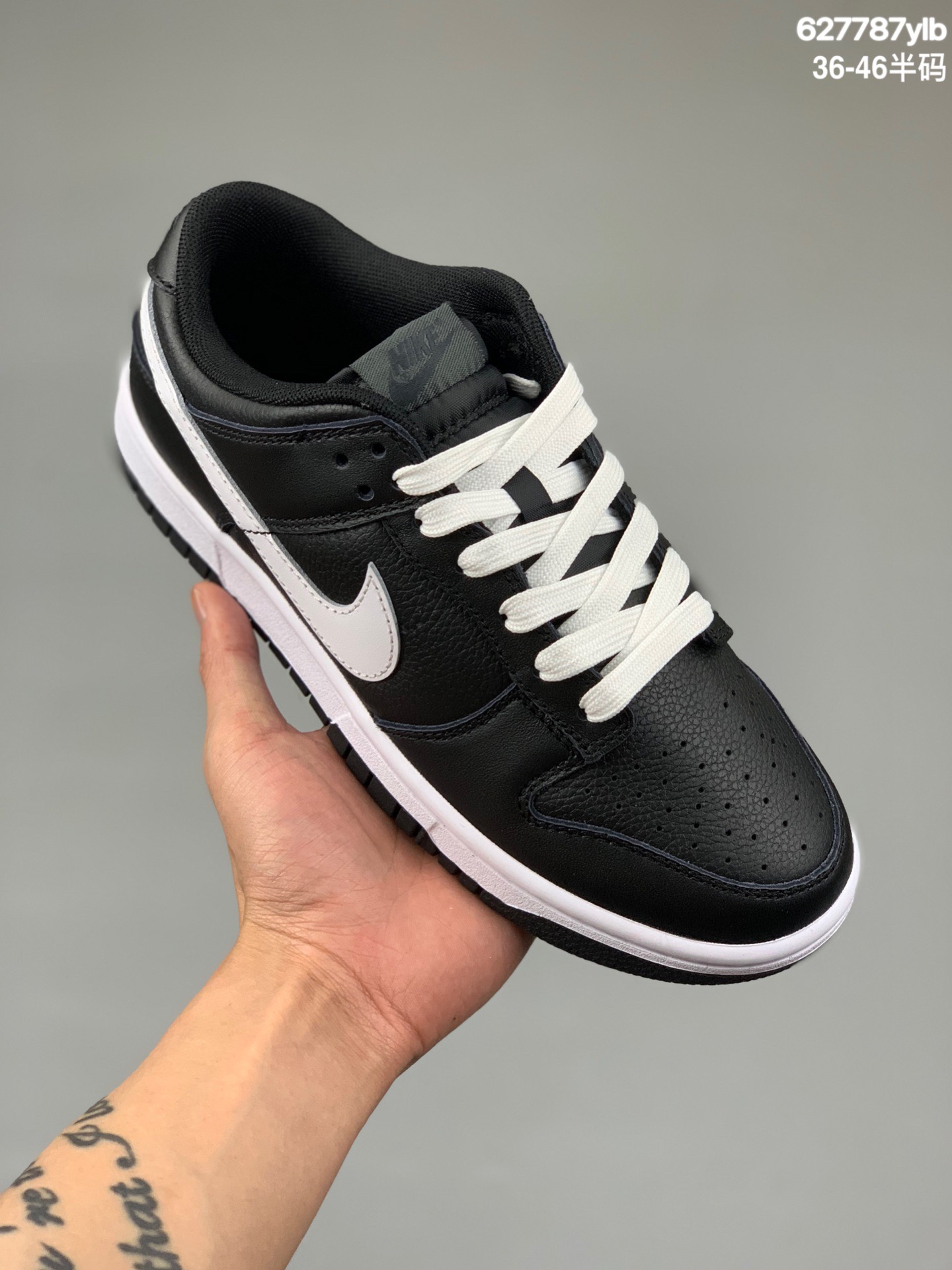 本地
公司级 耐克 Nike SB Zoom Dunk Low 板鞋 系列经典百搭休闲运动板鞋加厚鞋舌的填充，使舒适性大大提升，同时也更方便穿脱中底部分则加入了脚感柔软舒适ZoomAir气垫，有效吸收滑板等极限运动在落地时带来的冲击力，为街头运动者们提供更好的保护货号：DJ6188-002 尺码：36 36.5 37.5 38 38.5 39 40 40.5 41 42 42.5 43 44 45 46  编码：627787ylb
编码：2530656