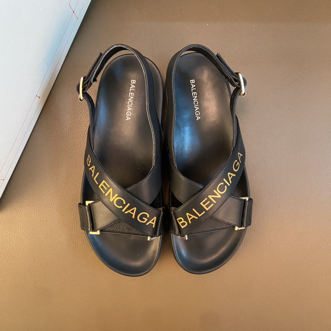 I0   春夏givenchy 纪梵希 Givenchy 最火爆的品牌logo标准性凉鞋拖鞋，金卡戴珊与众多网红同款，软踏踏的原版pu鞋底，鞋面为PVC品牌标志性logo，拖鞋 非常时尚沙滩拖鞋，这个夏天不能错过时尚单品。38-44 45定制 供天猫 户外司机鞋🚗 纯原正品 一字拖鞋