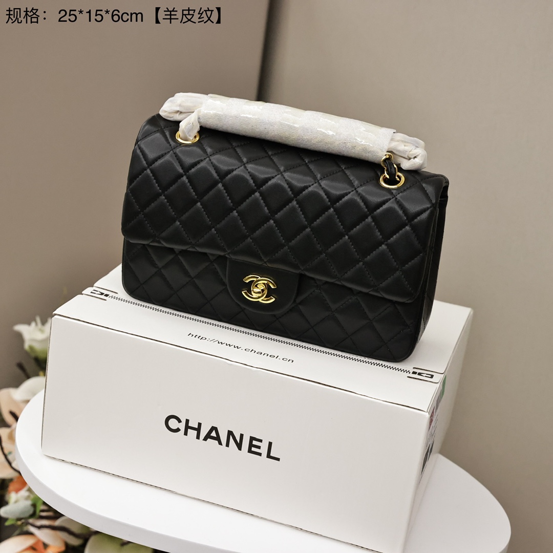 香奈儿CF菱格链条包💰300
进口羊皮纹.超赞质感.带来高贵典雅气质.专柜经典之作.菱格美貌.百搭不挑人.精致五金.细节分毫不差.单肩/斜挎/使用超级方便.出镜率高.无论您是逛街.还是参加各种大party.出席晚宴都必不可少.
规格:25*15*6cm