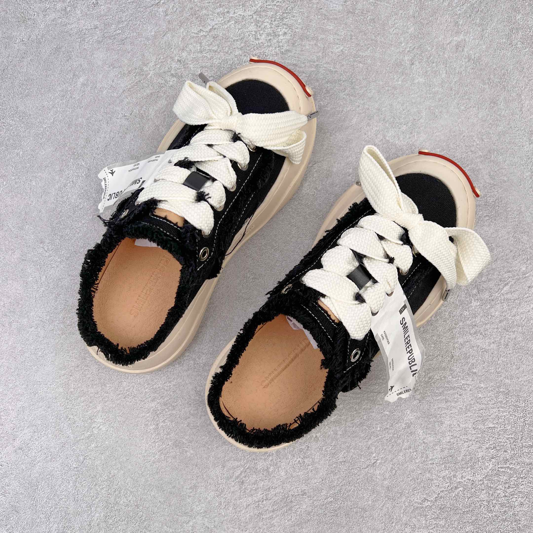 图片[3]-＃开春福利 SMILEREPUBLIC檀健次同款经典新款起司猫低帮开口笑厚底帆布鞋 新晋街头鞋履品牌SMILEREPUBLIC Canvas 系列 以 SMILE 为灵感来源 捕捉潮流 主打柔软的帆布设计 有裁切的羊毛流苏与独特编织技艺 超软水染牛皮内里 注塑成型鞋垫 4cm厘米外增高效果橡胶鞋底 尺码：35 36 37 38 39 40 41 42 43 44-选品中心