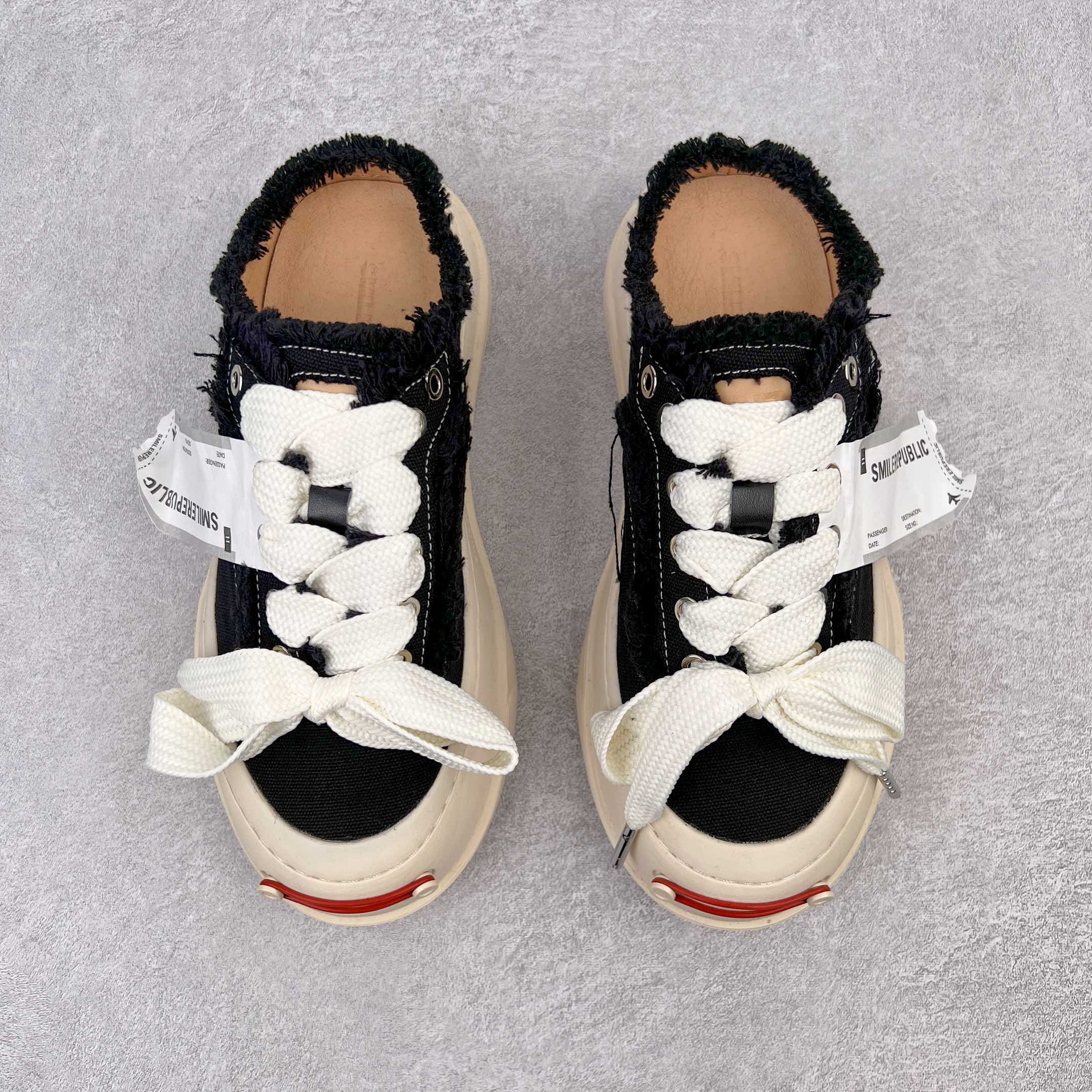 图片[2]-＃开春福利 SMILEREPUBLIC檀健次同款经典新款起司猫低帮开口笑厚底帆布鞋 新晋街头鞋履品牌SMILEREPUBLIC Canvas 系列 以 SMILE 为灵感来源 捕捉潮流 主打柔软的帆布设计 有裁切的羊毛流苏与独特编织技艺 超软水染牛皮内里 注塑成型鞋垫 4cm厘米外增高效果橡胶鞋底 尺码：35 36 37 38 39 40 41 42 43 44-选品中心