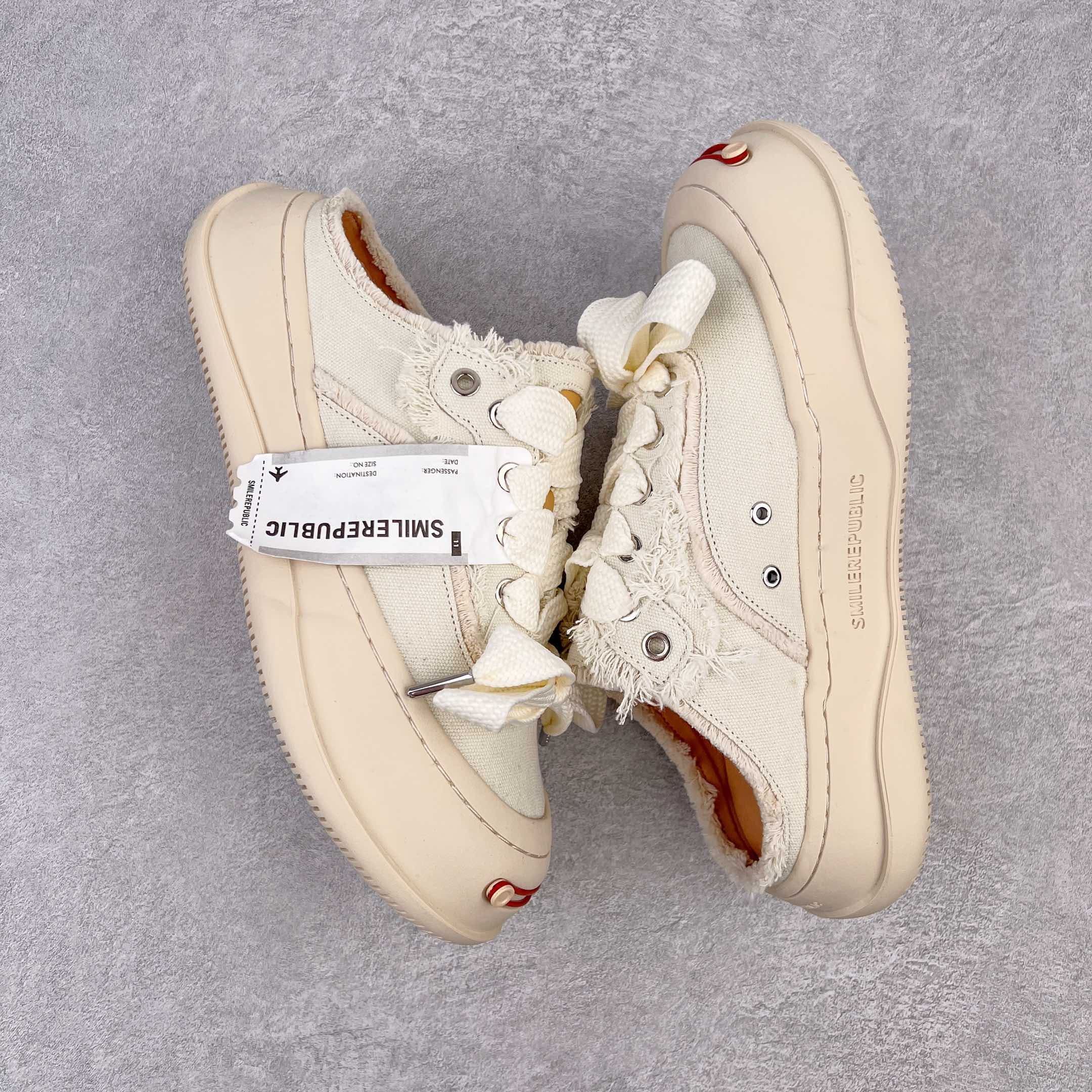 图片[3]-＃开春福利 SMILEREPUBLIC檀健次同款经典新款起司猫低帮开口笑厚底帆布鞋 新晋街头鞋履品牌SMILEREPUBLIC Canvas 系列 以 SMILE 为灵感来源 捕捉潮流 主打柔软的帆布设计 有裁切的羊毛流苏与独特编织技艺 超软水染牛皮内里 注塑成型鞋垫 4cm厘米外增高效果橡胶鞋底 尺码：35 36 37 38 39 40 41 42 43 44-选品中心