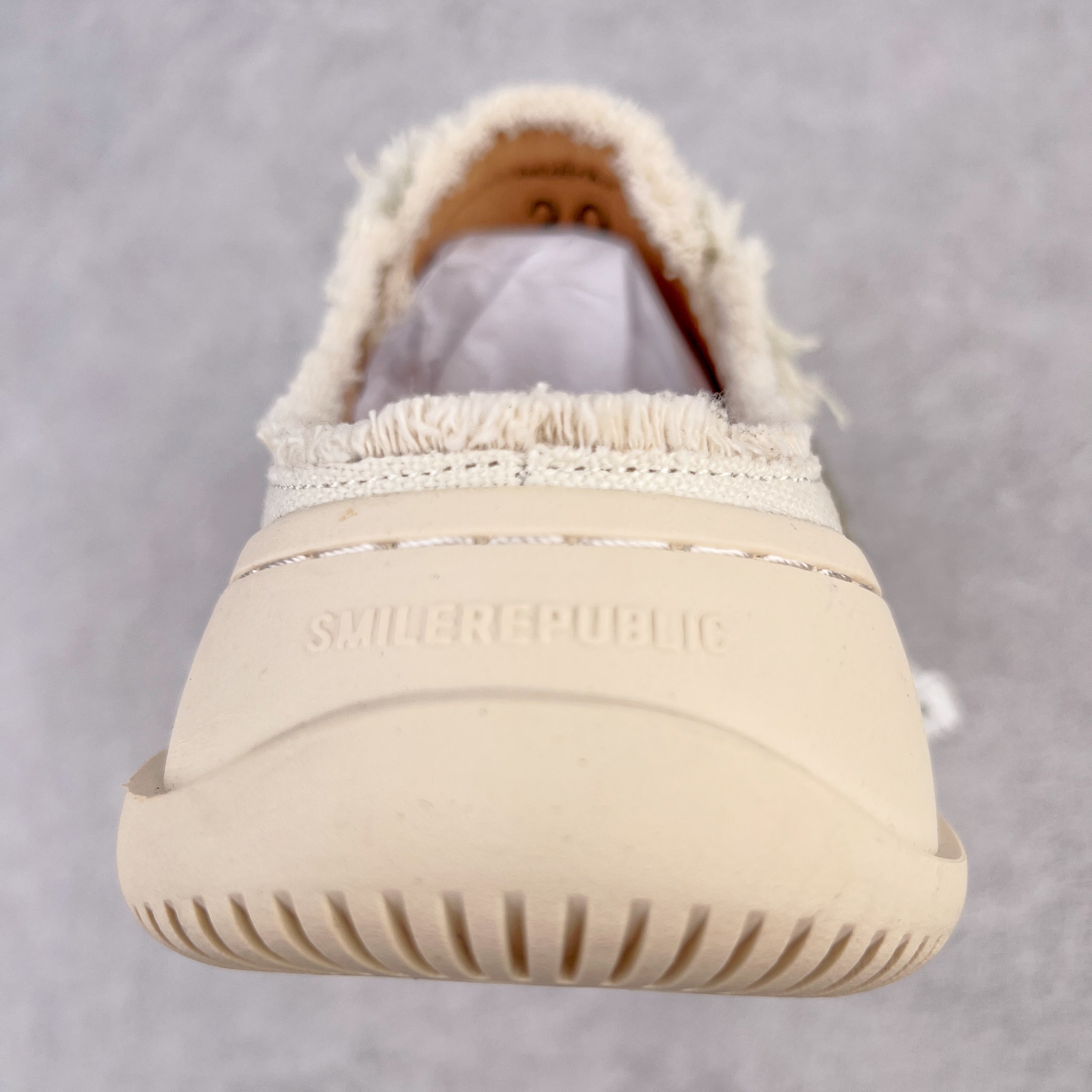 图片[8]-＃开春福利 SMILEREPUBLIC檀健次同款经典新款起司猫低帮开口笑厚底帆布鞋 新晋街头鞋履品牌SMILEREPUBLIC Canvas 系列 以 SMILE 为灵感来源 捕捉潮流 主打柔软的帆布设计 有裁切的羊毛流苏与独特编织技艺 超软水染牛皮内里 注塑成型鞋垫 4cm厘米外增高效果橡胶鞋底 尺码：35 36 37 38 39 40 41 42 43 44-选品中心