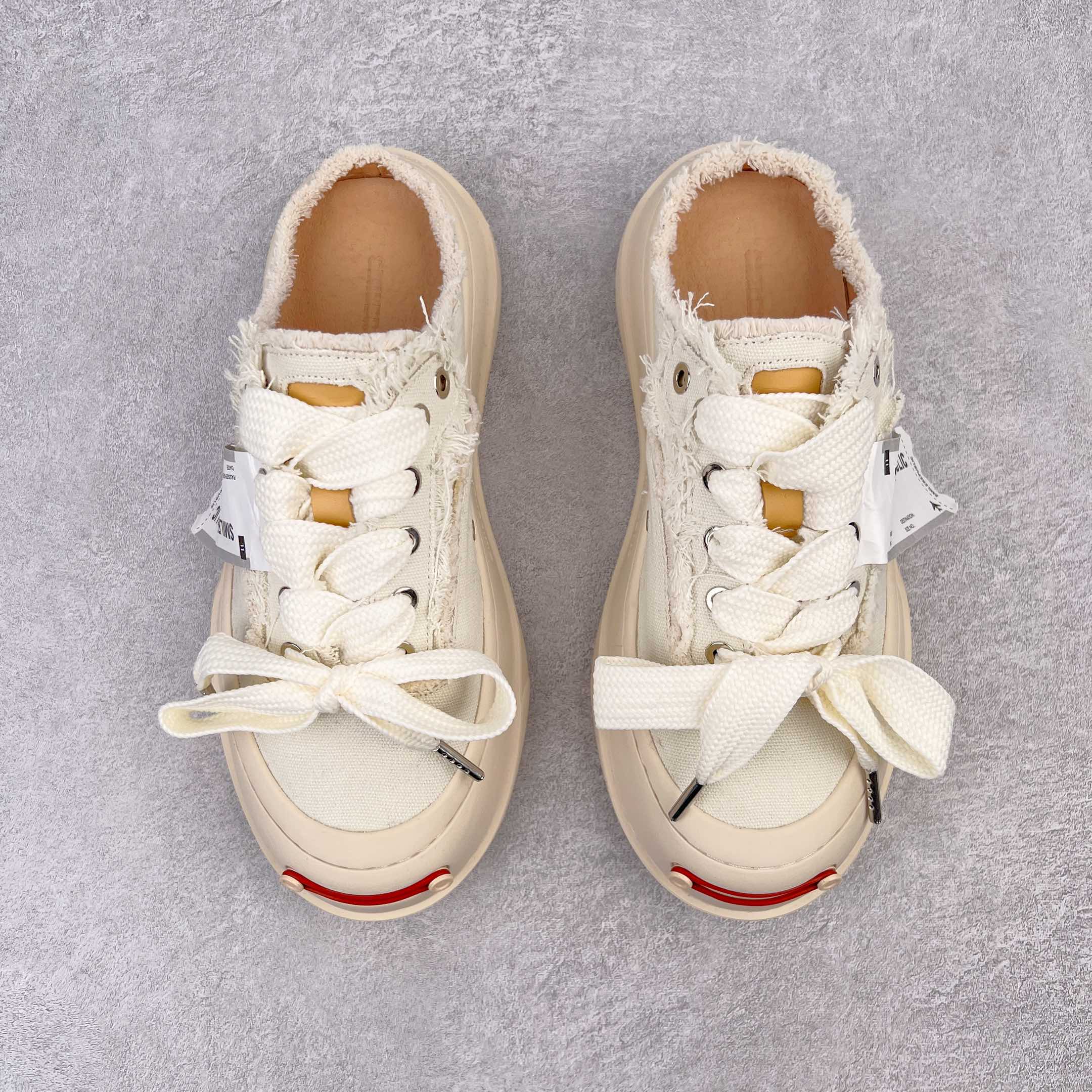 图片[2]-＃开春福利 SMILEREPUBLIC檀健次同款经典新款起司猫低帮开口笑厚底帆布鞋 新晋街头鞋履品牌SMILEREPUBLIC Canvas 系列 以 SMILE 为灵感来源 捕捉潮流 主打柔软的帆布设计 有裁切的羊毛流苏与独特编织技艺 超软水染牛皮内里 注塑成型鞋垫 4cm厘米外增高效果橡胶鞋底 尺码：35 36 37 38 39 40 41 42 43 44-选品中心