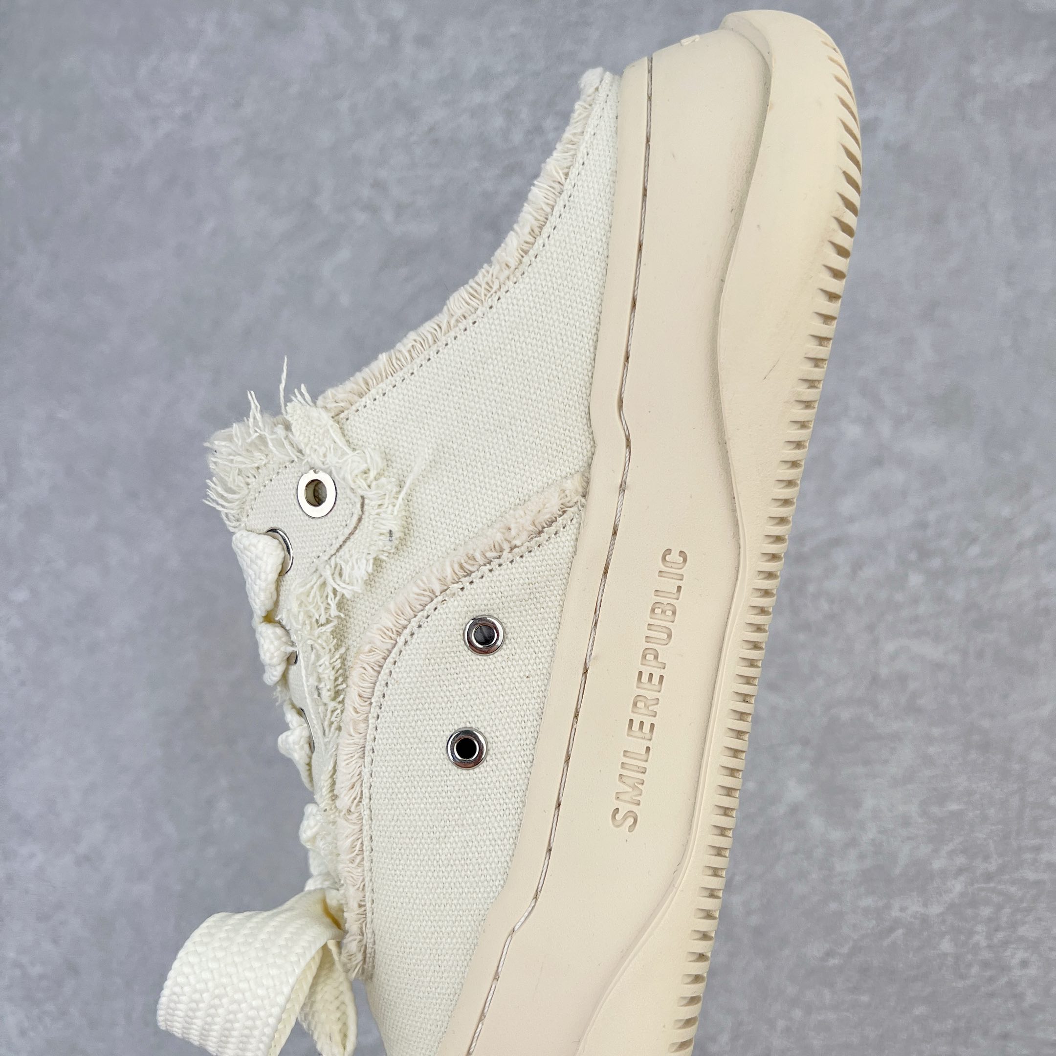 图片[7]-＃开春福利 SMILEREPUBLIC檀健次同款经典新款起司猫低帮开口笑厚底帆布鞋 新晋街头鞋履品牌SMILEREPUBLIC Canvas 系列 以 SMILE 为灵感来源 捕捉潮流 主打柔软的帆布设计 有裁切的羊毛流苏与独特编织技艺 超软水染牛皮内里 注塑成型鞋垫 4cm厘米外增高效果橡胶鞋底 尺码：35 36 37 38 39 40 41 42 43 44-选品中心