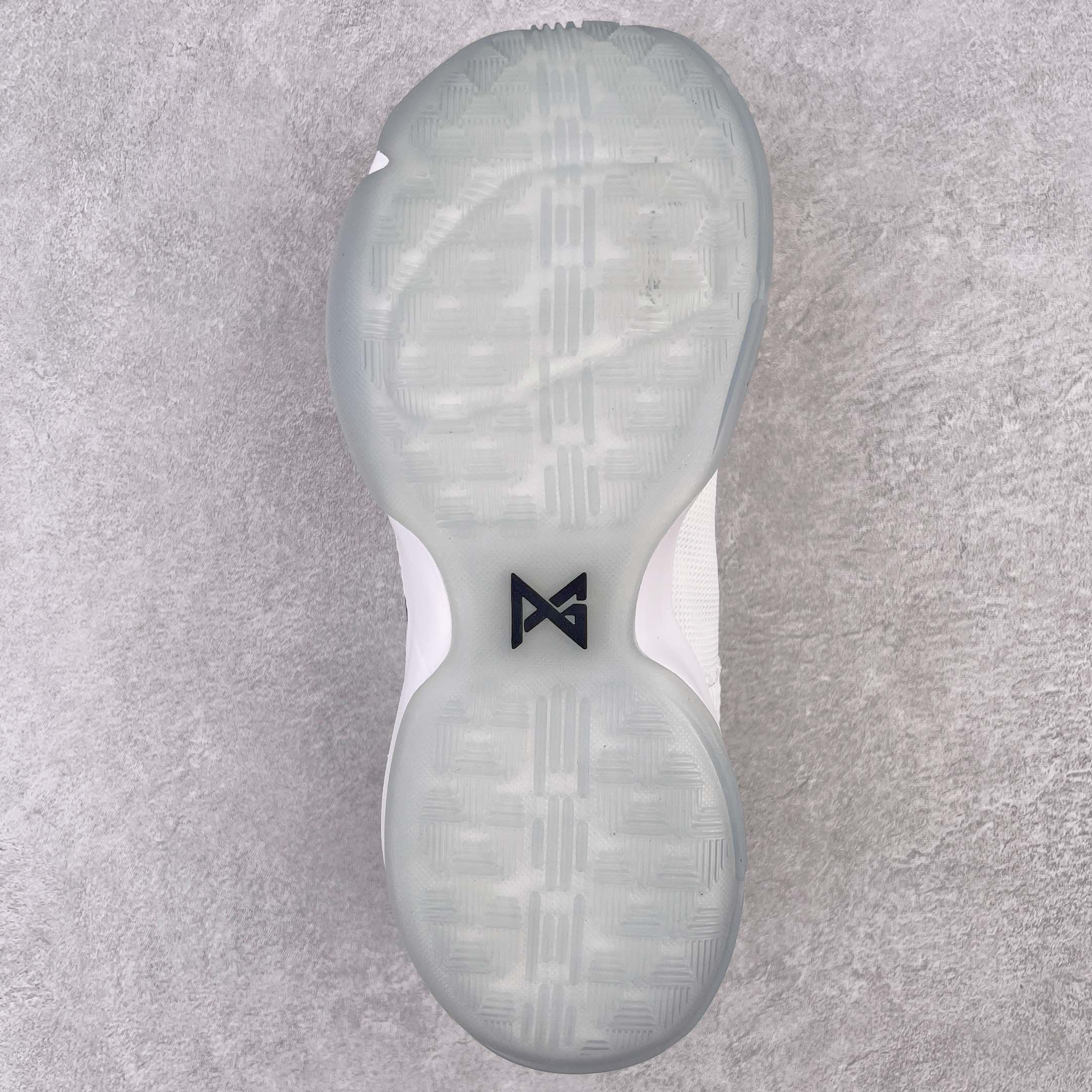 图片[9]-＃K版纯原福利 NK Paul George PG1 保罗乔治一代签名篮球鞋 贝多芬 878628-100 网眼布面与麂皮材质拼接合成的鞋身充满质感 鞋面与鞋底的鱼鳞纹路、携带扣的浮标形状设计的灵感来自于乔治最大的个人爱好一钓鱼 鞋身的F引ywire动态飞线与大绑带设计为球鞋提供了非常优秀的包妻和稳定性 中底则使用了Phylon泡棉加前掌Zoom Air气垫 带来轻盈而富有回弹力的缓震效果 球鞋后部的3M反光条设计则寓意着他那次著名的受伤事件 尺码：39 40 40.5 41 42 42.5 43 44 44.5 45 46-选品中心