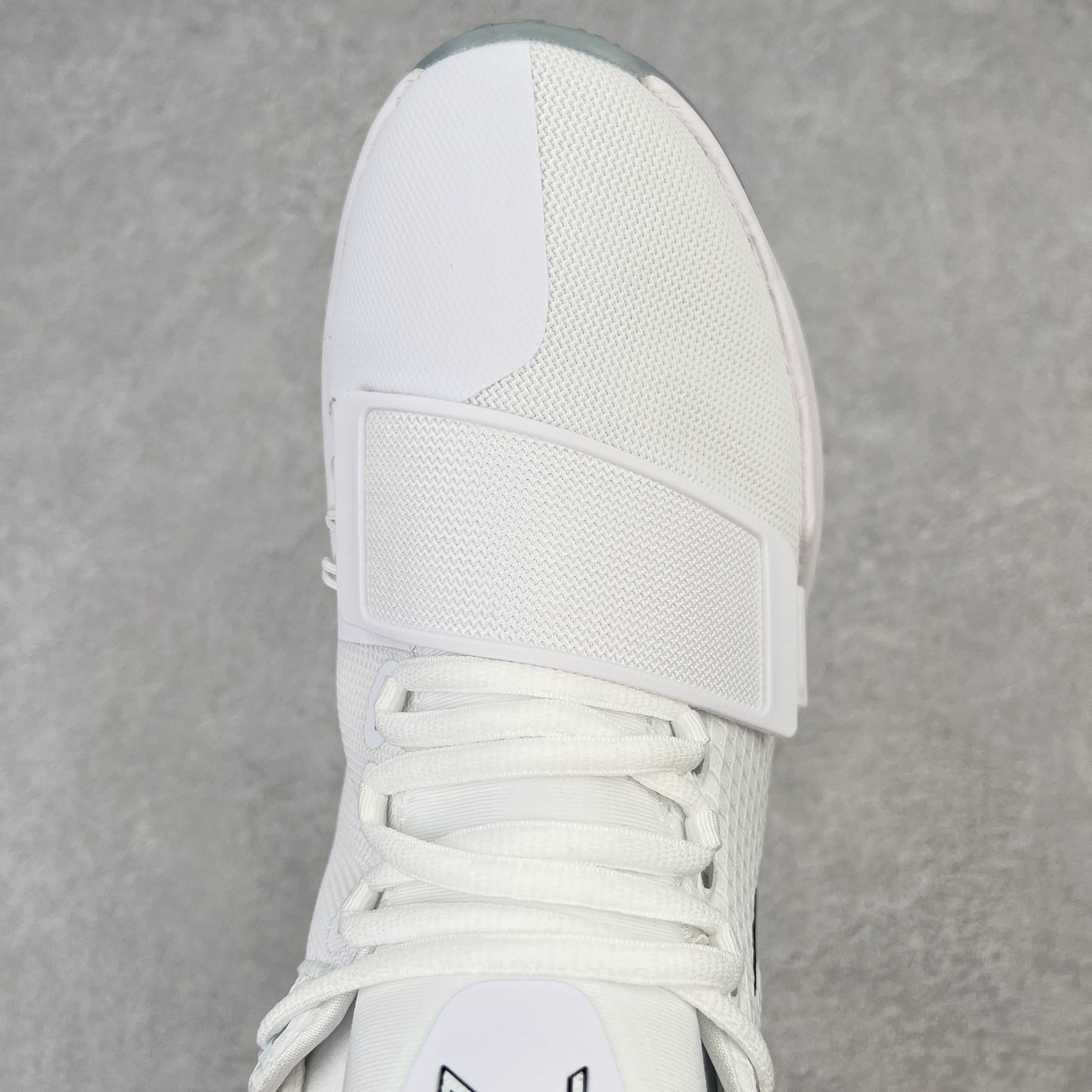 图片[4]-＃K版纯原福利 NK Paul George PG1 保罗乔治一代签名篮球鞋 贝多芬 878628-100 网眼布面与麂皮材质拼接合成的鞋身充满质感 鞋面与鞋底的鱼鳞纹路、携带扣的浮标形状设计的灵感来自于乔治最大的个人爱好一钓鱼 鞋身的F引ywire动态飞线与大绑带设计为球鞋提供了非常优秀的包妻和稳定性 中底则使用了Phylon泡棉加前掌Zoom Air气垫 带来轻盈而富有回弹力的缓震效果 球鞋后部的3M反光条设计则寓意着他那次著名的受伤事件 尺码：39 40 40.5 41 42 42.5 43 44 44.5 45 46-选品中心