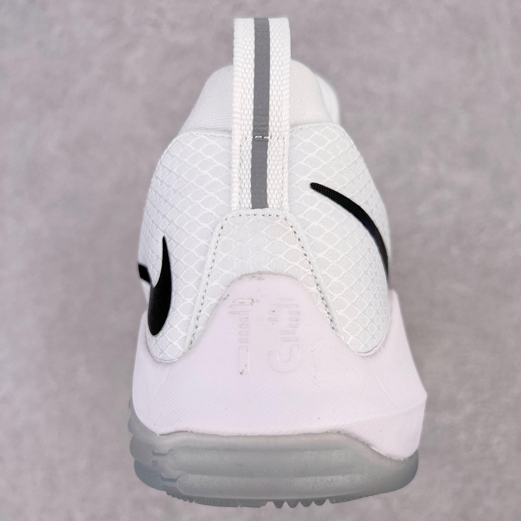 图片[8]-＃K版纯原福利 NK Paul George PG1 保罗乔治一代签名篮球鞋 贝多芬 878628-100 网眼布面与麂皮材质拼接合成的鞋身充满质感 鞋面与鞋底的鱼鳞纹路、携带扣的浮标形状设计的灵感来自于乔治最大的个人爱好一钓鱼 鞋身的F引ywire动态飞线与大绑带设计为球鞋提供了非常优秀的包妻和稳定性 中底则使用了Phylon泡棉加前掌Zoom Air气垫 带来轻盈而富有回弹力的缓震效果 球鞋后部的3M反光条设计则寓意着他那次著名的受伤事件 尺码：39 40 40.5 41 42 42.5 43 44 44.5 45 46-选品中心