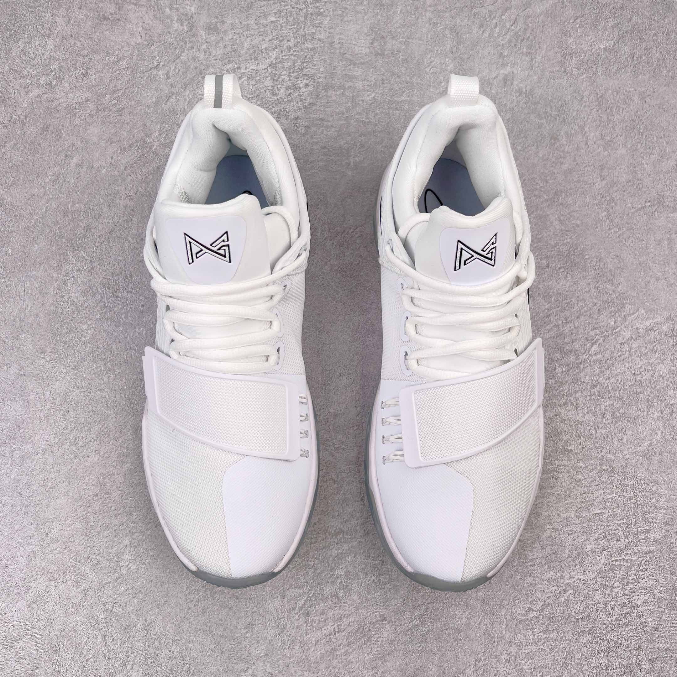 图片[2]-＃K版纯原福利 NK Paul George PG1 保罗乔治一代签名篮球鞋 贝多芬 878628-100 网眼布面与麂皮材质拼接合成的鞋身充满质感 鞋面与鞋底的鱼鳞纹路、携带扣的浮标形状设计的灵感来自于乔治最大的个人爱好一钓鱼 鞋身的F引ywire动态飞线与大绑带设计为球鞋提供了非常优秀的包妻和稳定性 中底则使用了Phylon泡棉加前掌Zoom Air气垫 带来轻盈而富有回弹力的缓震效果 球鞋后部的3M反光条设计则寓意着他那次著名的受伤事件 尺码：39 40 40.5 41 42 42.5 43 44 44.5 45 46-选品中心