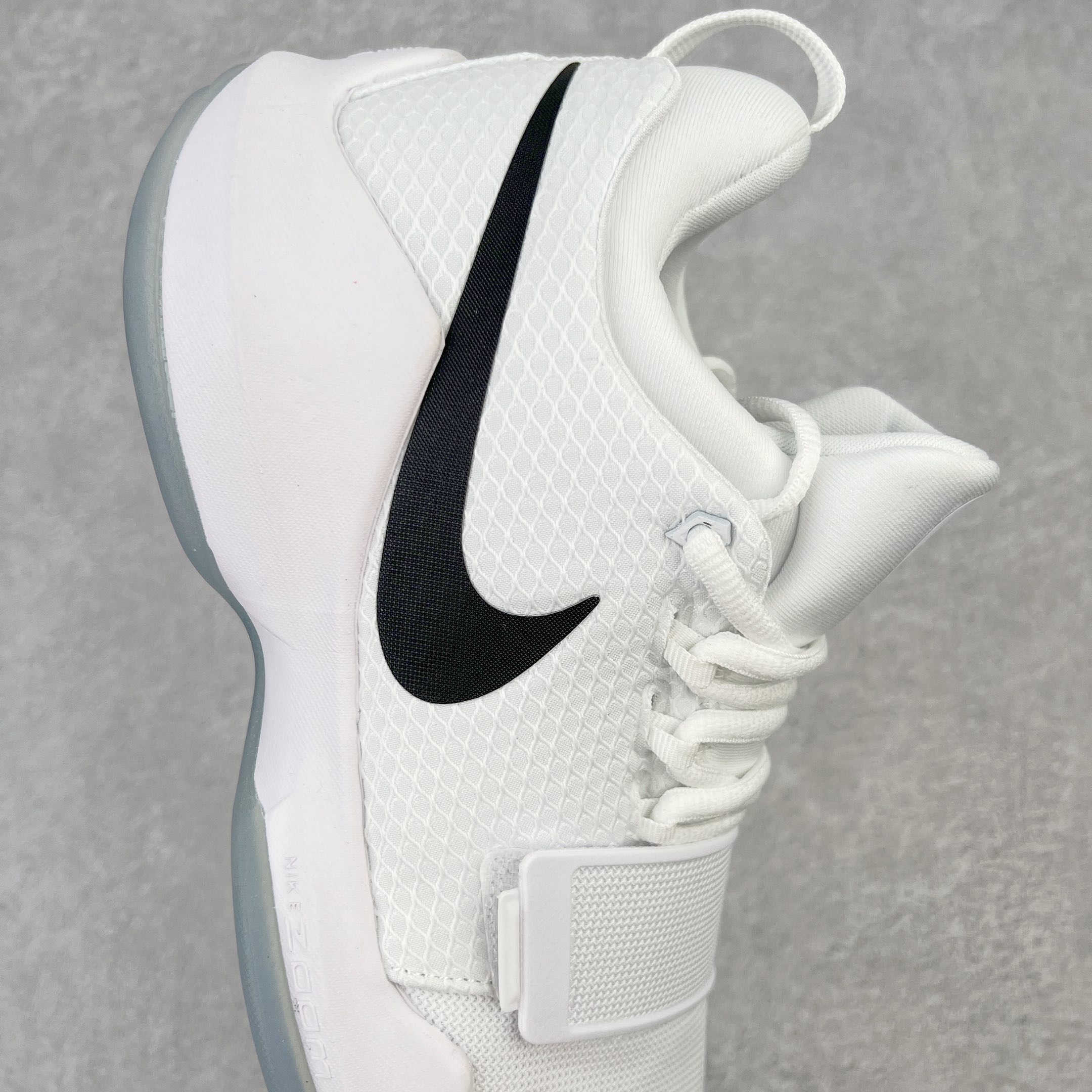 图片[6]-＃K版纯原福利 NK Paul George PG1 保罗乔治一代签名篮球鞋 贝多芬 878628-100 网眼布面与麂皮材质拼接合成的鞋身充满质感 鞋面与鞋底的鱼鳞纹路、携带扣的浮标形状设计的灵感来自于乔治最大的个人爱好一钓鱼 鞋身的F引ywire动态飞线与大绑带设计为球鞋提供了非常优秀的包妻和稳定性 中底则使用了Phylon泡棉加前掌Zoom Air气垫 带来轻盈而富有回弹力的缓震效果 球鞋后部的3M反光条设计则寓意着他那次著名的受伤事件 尺码：39 40 40.5 41 42 42.5 43 44 44.5 45 46-选品中心