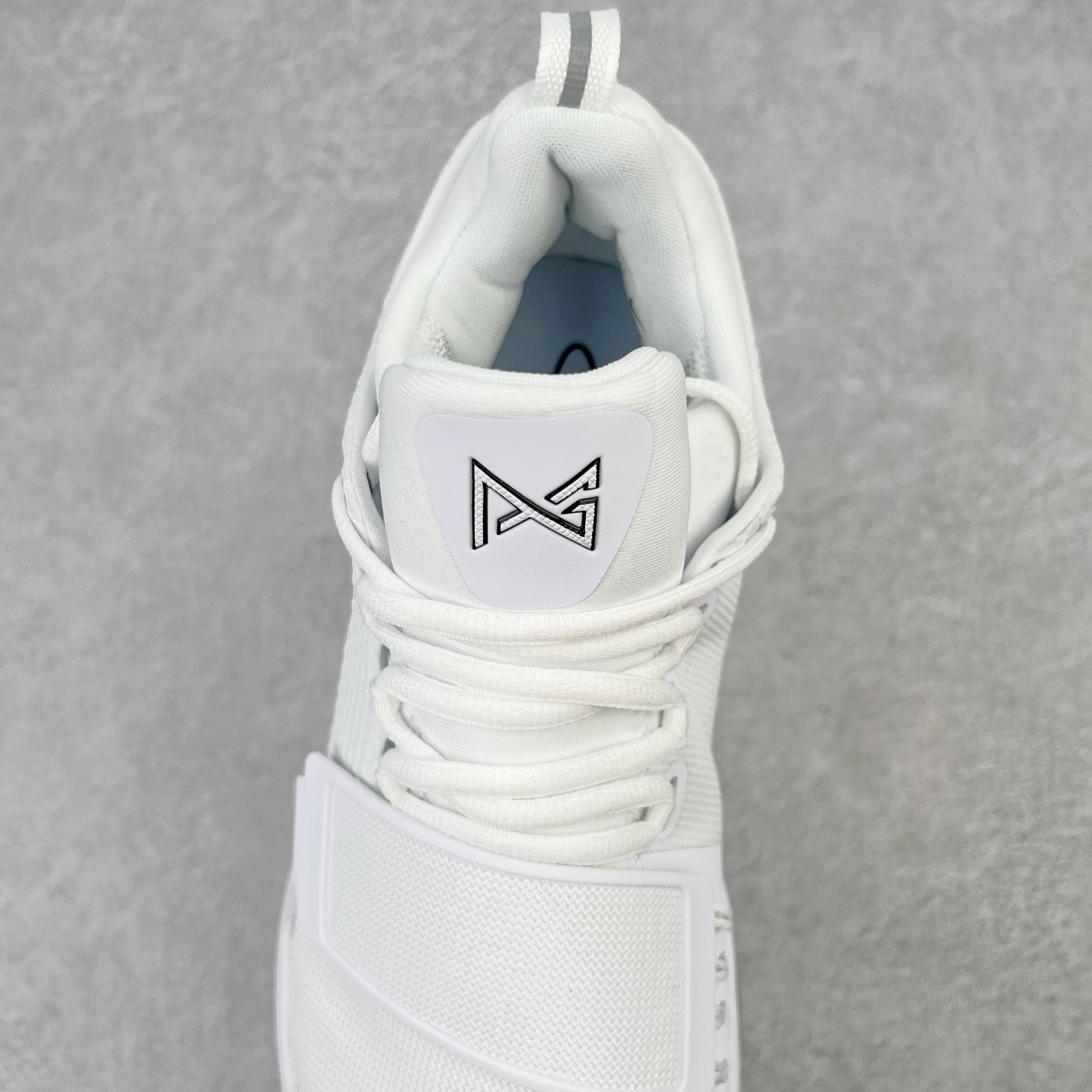 图片[5]-＃K版纯原福利 NK Paul George PG1 保罗乔治一代签名篮球鞋 贝多芬 878628-100 网眼布面与麂皮材质拼接合成的鞋身充满质感 鞋面与鞋底的鱼鳞纹路、携带扣的浮标形状设计的灵感来自于乔治最大的个人爱好一钓鱼 鞋身的F引ywire动态飞线与大绑带设计为球鞋提供了非常优秀的包妻和稳定性 中底则使用了Phylon泡棉加前掌Zoom Air气垫 带来轻盈而富有回弹力的缓震效果 球鞋后部的3M反光条设计则寓意着他那次著名的受伤事件 尺码：39 40 40.5 41 42 42.5 43 44 44.5 45 46-选品中心