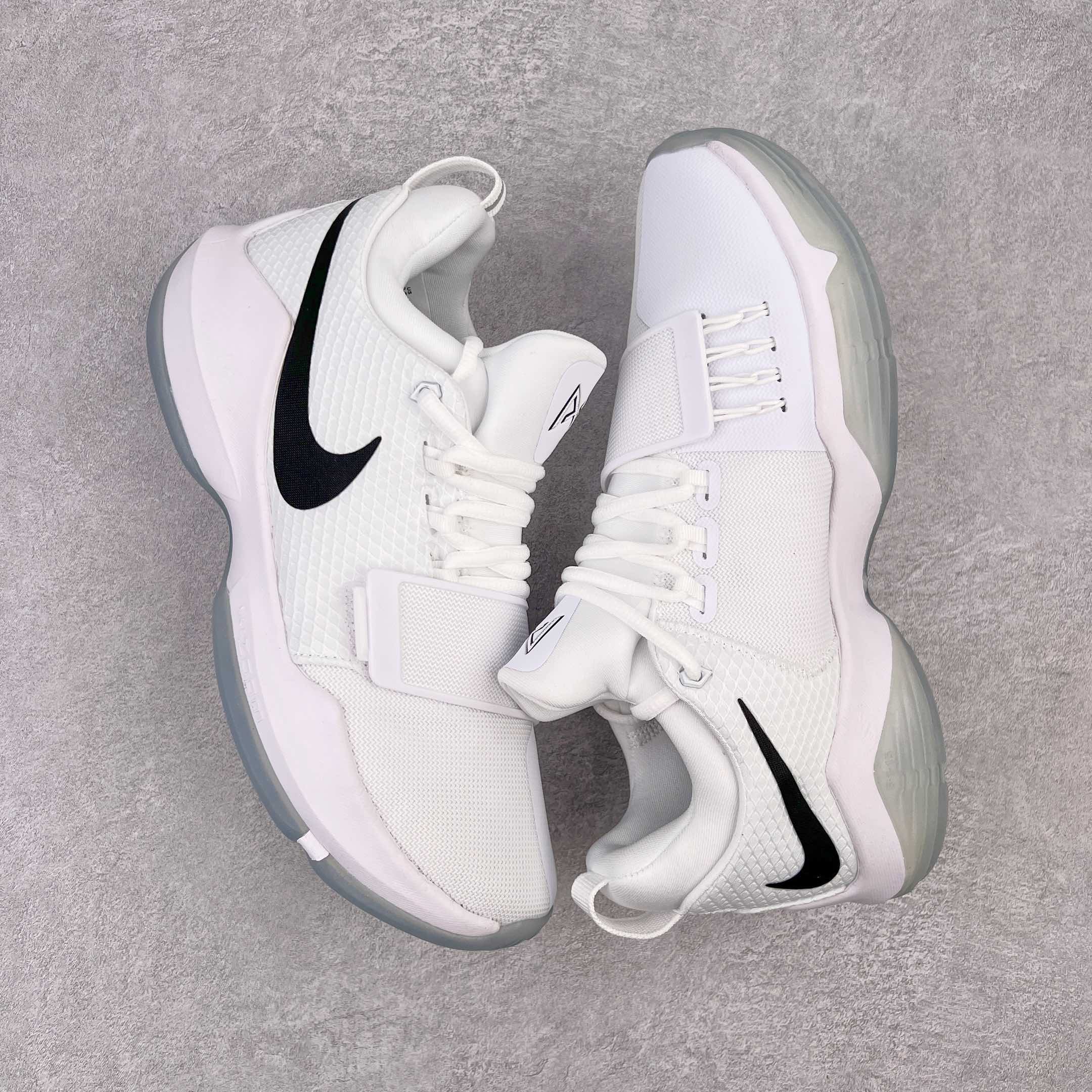 图片[3]-＃K版纯原福利 NK Paul George PG1 保罗乔治一代签名篮球鞋 贝多芬 878628-100 网眼布面与麂皮材质拼接合成的鞋身充满质感 鞋面与鞋底的鱼鳞纹路、携带扣的浮标形状设计的灵感来自于乔治最大的个人爱好一钓鱼 鞋身的F引ywire动态飞线与大绑带设计为球鞋提供了非常优秀的包妻和稳定性 中底则使用了Phylon泡棉加前掌Zoom Air气垫 带来轻盈而富有回弹力的缓震效果 球鞋后部的3M反光条设计则寓意着他那次著名的受伤事件 尺码：39 40 40.5 41 42 42.5 43 44 44.5 45 46-选品中心