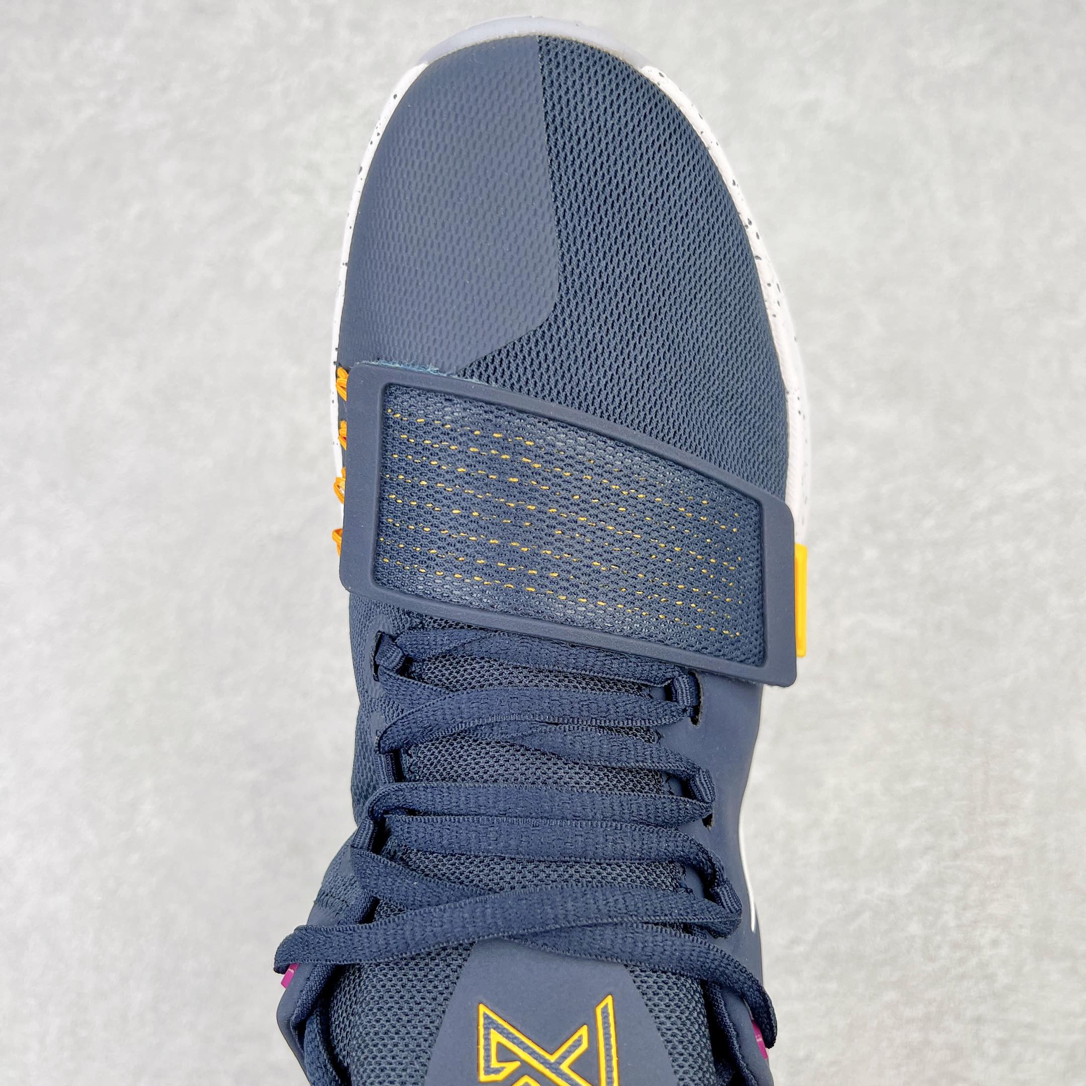 图片[4]-＃K版纯原福利 NK Paul George PG1 保罗乔治一代签名篮球鞋 步行者 878628-417 网眼布面与麂皮材质拼接合成的鞋身充满质感 鞋面与鞋底的鱼鳞纹路、携带扣的浮标形状设计的灵感来自于乔治最大的个人爱好一钓鱼 鞋身的F引ywire动态飞线与大绑带设计为球鞋提供了非常优秀的包妻和稳定性 中底则使用了Phylon泡棉加前掌Zoom Air气垫 带来轻盈而富有回弹力的缓震效果 球鞋后部的3M反光条设计则寓意着他那次著名的受伤事件 尺码：39 40 40.5 41 42 42.5 43 44 44.5 45 46-选品中心