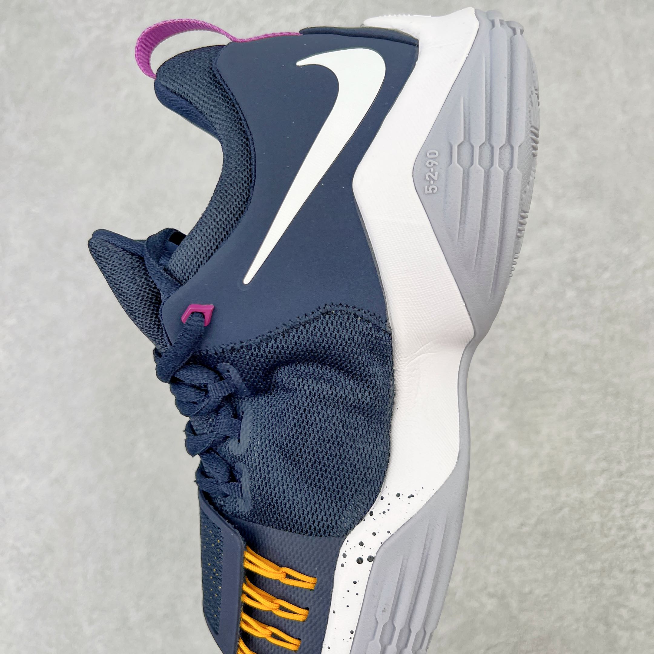 图片[7]-＃K版纯原福利 NK Paul George PG1 保罗乔治一代签名篮球鞋 步行者 878628-417 网眼布面与麂皮材质拼接合成的鞋身充满质感 鞋面与鞋底的鱼鳞纹路、携带扣的浮标形状设计的灵感来自于乔治最大的个人爱好一钓鱼 鞋身的F引ywire动态飞线与大绑带设计为球鞋提供了非常优秀的包妻和稳定性 中底则使用了Phylon泡棉加前掌Zoom Air气垫 带来轻盈而富有回弹力的缓震效果 球鞋后部的3M反光条设计则寓意着他那次著名的受伤事件 尺码：39 40 40.5 41 42 42.5 43 44 44.5 45 46-选品中心