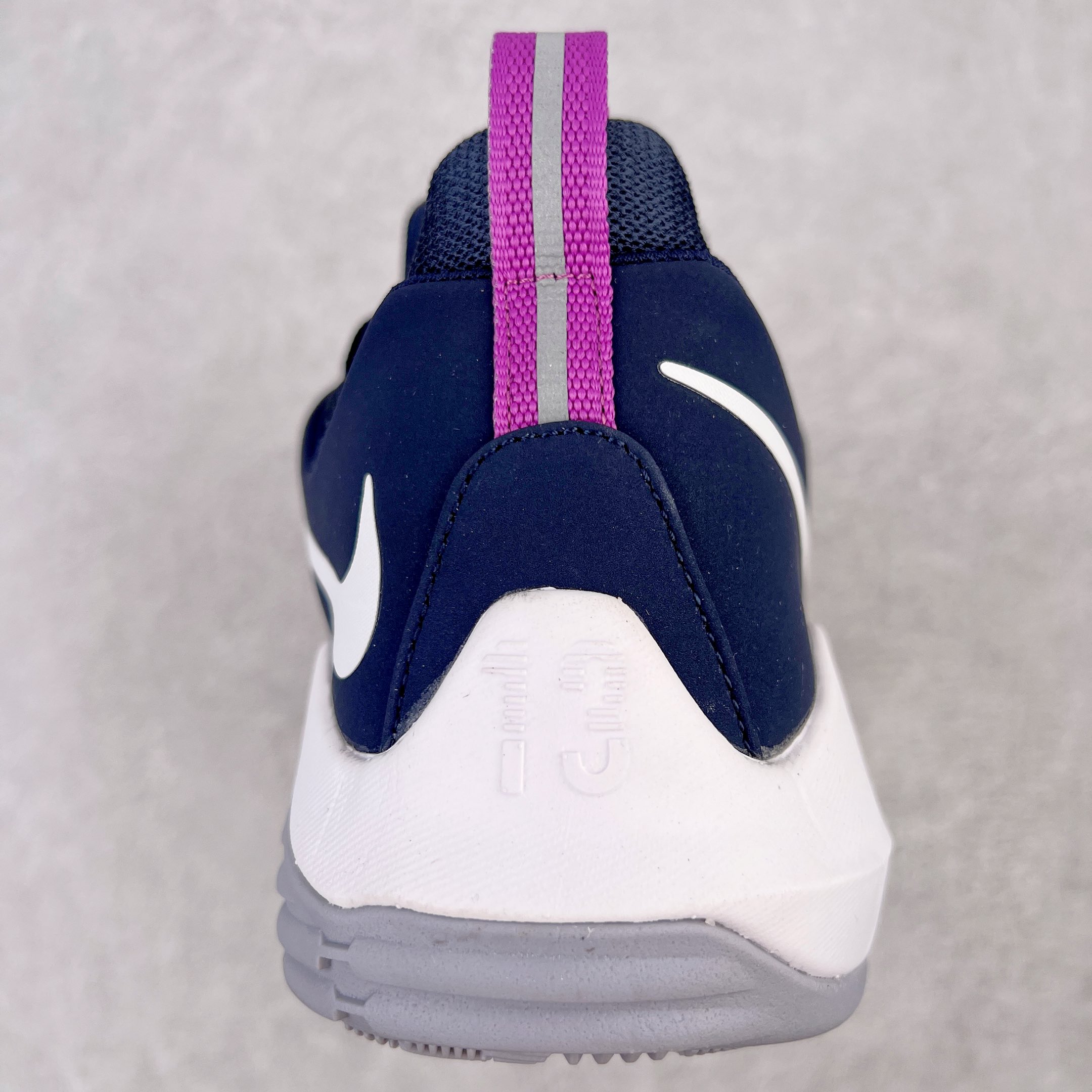 图片[8]-＃K版纯原福利 NK Paul George PG1 保罗乔治一代签名篮球鞋 步行者 878628-417 网眼布面与麂皮材质拼接合成的鞋身充满质感 鞋面与鞋底的鱼鳞纹路、携带扣的浮标形状设计的灵感来自于乔治最大的个人爱好一钓鱼 鞋身的F引ywire动态飞线与大绑带设计为球鞋提供了非常优秀的包妻和稳定性 中底则使用了Phylon泡棉加前掌Zoom Air气垫 带来轻盈而富有回弹力的缓震效果 球鞋后部的3M反光条设计则寓意着他那次著名的受伤事件 尺码：39 40 40.5 41 42 42.5 43 44 44.5 45 46-选品中心