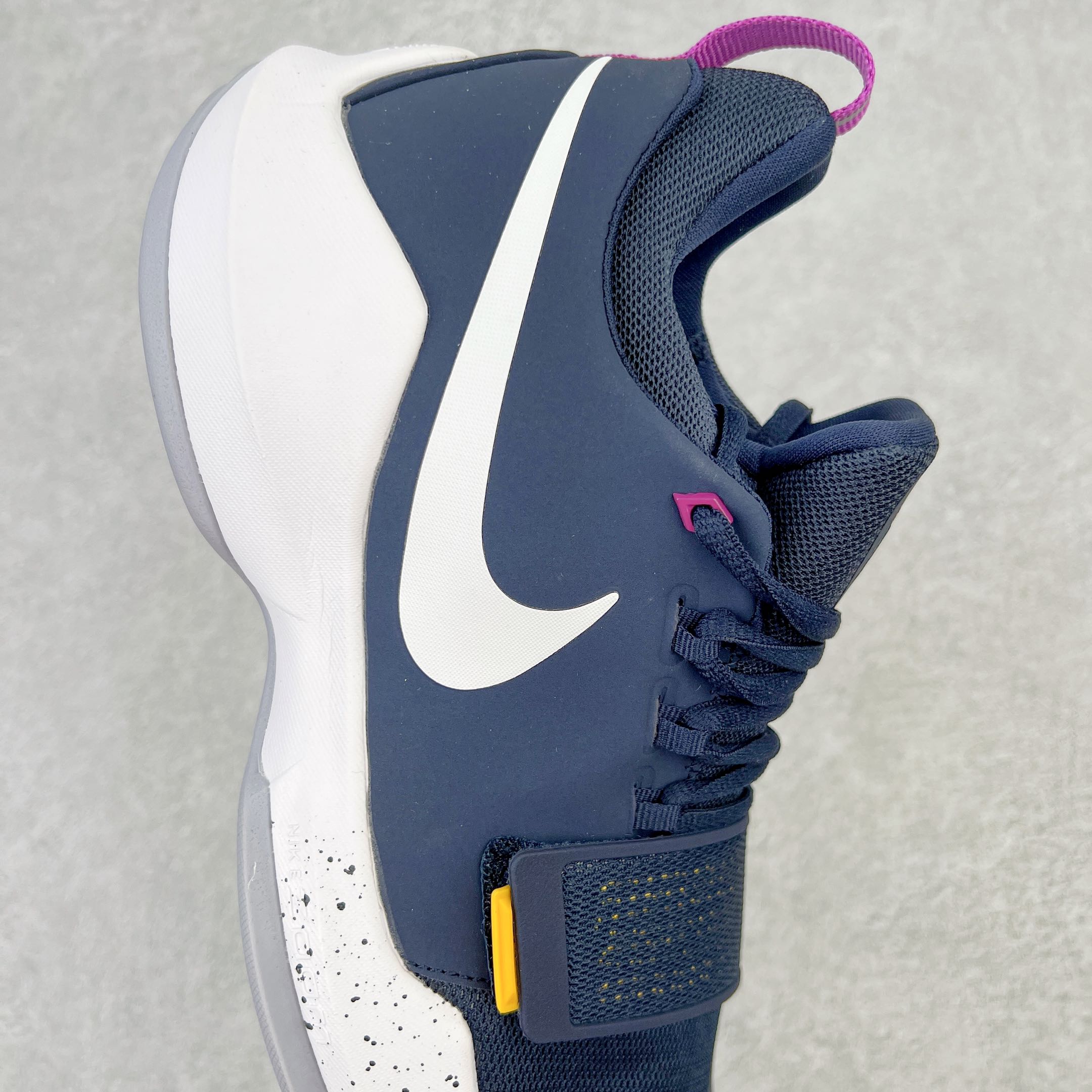 图片[6]-＃K版纯原福利 NK Paul George PG1 保罗乔治一代签名篮球鞋 步行者 878628-417 网眼布面与麂皮材质拼接合成的鞋身充满质感 鞋面与鞋底的鱼鳞纹路、携带扣的浮标形状设计的灵感来自于乔治最大的个人爱好一钓鱼 鞋身的F引ywire动态飞线与大绑带设计为球鞋提供了非常优秀的包妻和稳定性 中底则使用了Phylon泡棉加前掌Zoom Air气垫 带来轻盈而富有回弹力的缓震效果 球鞋后部的3M反光条设计则寓意着他那次著名的受伤事件 尺码：39 40 40.5 41 42 42.5 43 44 44.5 45 46-选品中心