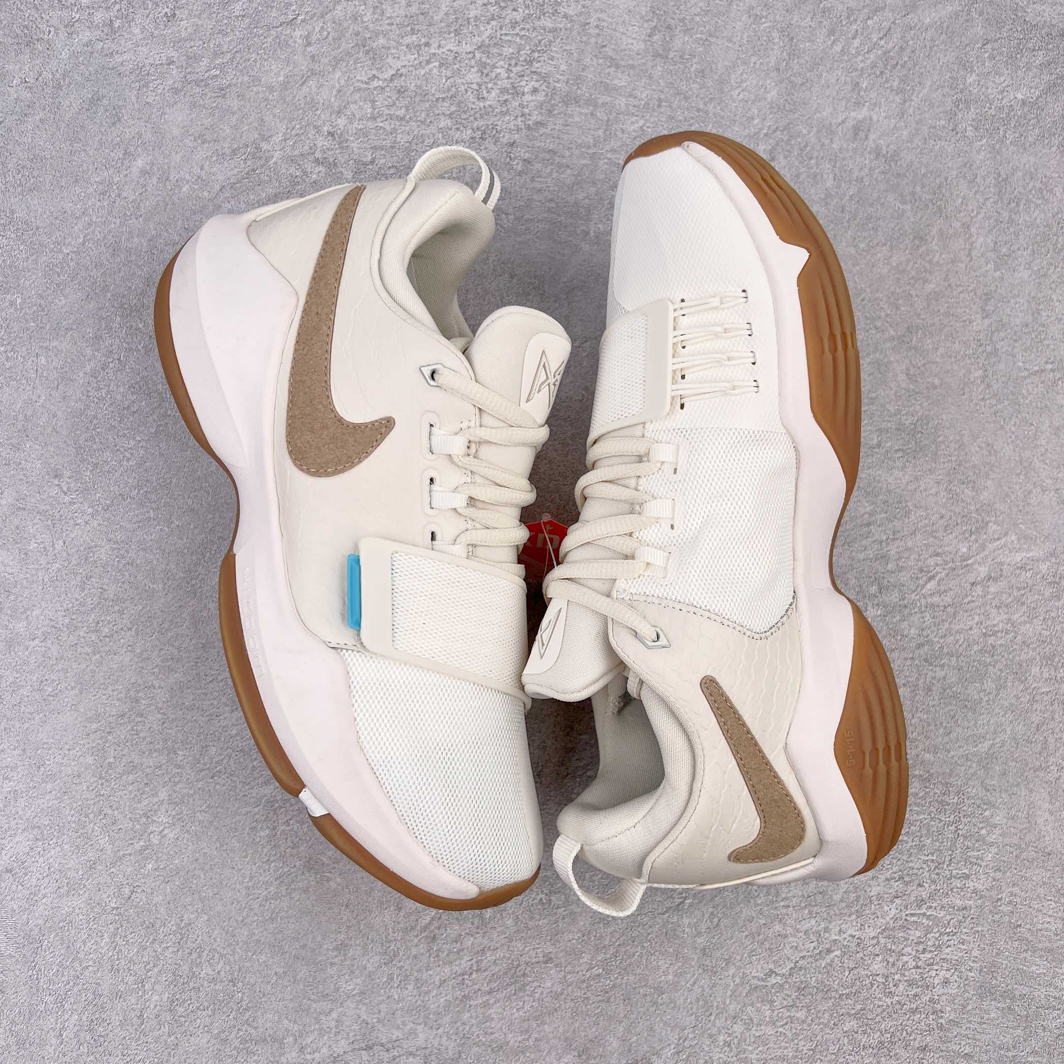 图片[3]-＃K版纯原福利 NK Paul George PG1 保罗乔治一代签名篮球鞋 象牙白 878682-110 网眼布面与麂皮材质拼接合成的鞋身充满质感 鞋面与鞋底的鱼鳞纹路、携带扣的浮标形状设计的灵感来自于乔治最大的个人爱好一钓鱼 鞋身的F引ywire动态飞线与大绑带设计为球鞋提供了非常优秀的包妻和稳定性 中底则使用了Phylon泡棉加前掌Zoom Air气垫 带来轻盈而富有回弹力的缓震效果 球鞋后部的3M反光条设计则寓意着他那次著名的受伤事件 尺码：39 40 40.5 41 42 42.5 43 44 44.5 45 46-选品中心