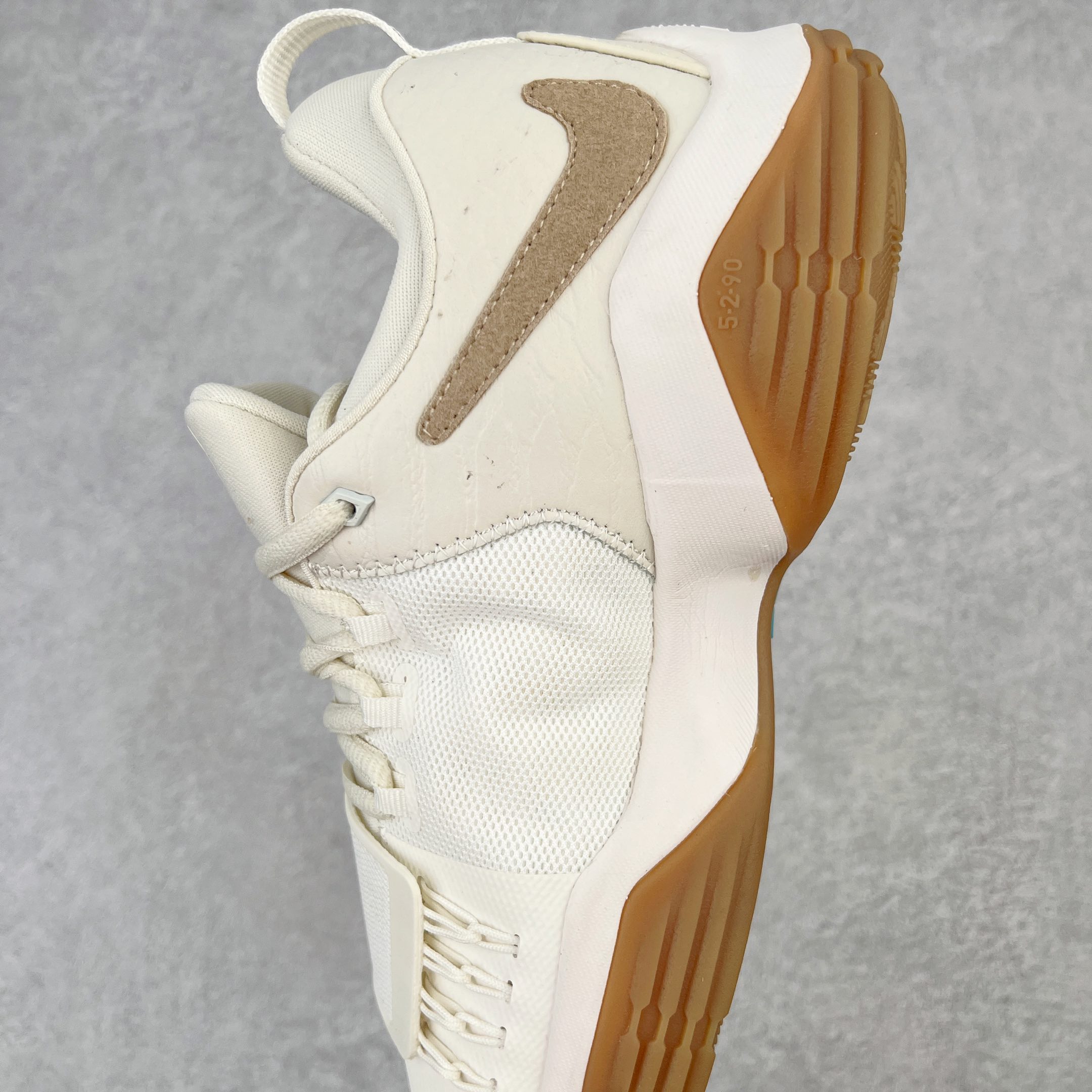 图片[7]-＃K版纯原福利 NK Paul George PG1 保罗乔治一代签名篮球鞋 象牙白 878682-110 网眼布面与麂皮材质拼接合成的鞋身充满质感 鞋面与鞋底的鱼鳞纹路、携带扣的浮标形状设计的灵感来自于乔治最大的个人爱好一钓鱼 鞋身的F引ywire动态飞线与大绑带设计为球鞋提供了非常优秀的包妻和稳定性 中底则使用了Phylon泡棉加前掌Zoom Air气垫 带来轻盈而富有回弹力的缓震效果 球鞋后部的3M反光条设计则寓意着他那次著名的受伤事件 尺码：39 40 40.5 41 42 42.5 43 44 44.5 45 46-选品中心