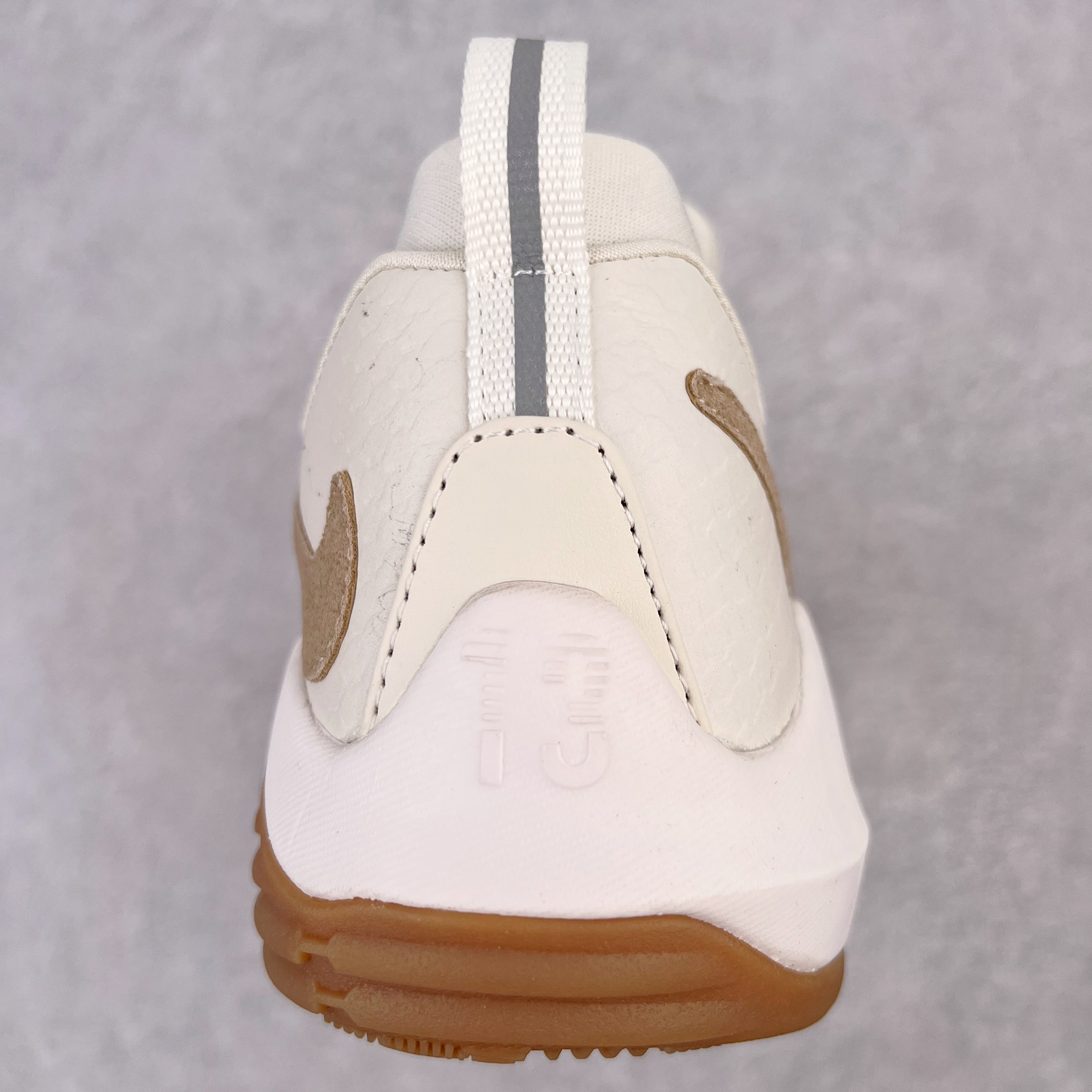 图片[8]-＃K版纯原福利 NK Paul George PG1 保罗乔治一代签名篮球鞋 象牙白 878682-110 网眼布面与麂皮材质拼接合成的鞋身充满质感 鞋面与鞋底的鱼鳞纹路、携带扣的浮标形状设计的灵感来自于乔治最大的个人爱好一钓鱼 鞋身的F引ywire动态飞线与大绑带设计为球鞋提供了非常优秀的包妻和稳定性 中底则使用了Phylon泡棉加前掌Zoom Air气垫 带来轻盈而富有回弹力的缓震效果 球鞋后部的3M反光条设计则寓意着他那次著名的受伤事件 尺码：39 40 40.5 41 42 42.5 43 44 44.5 45 46-选品中心