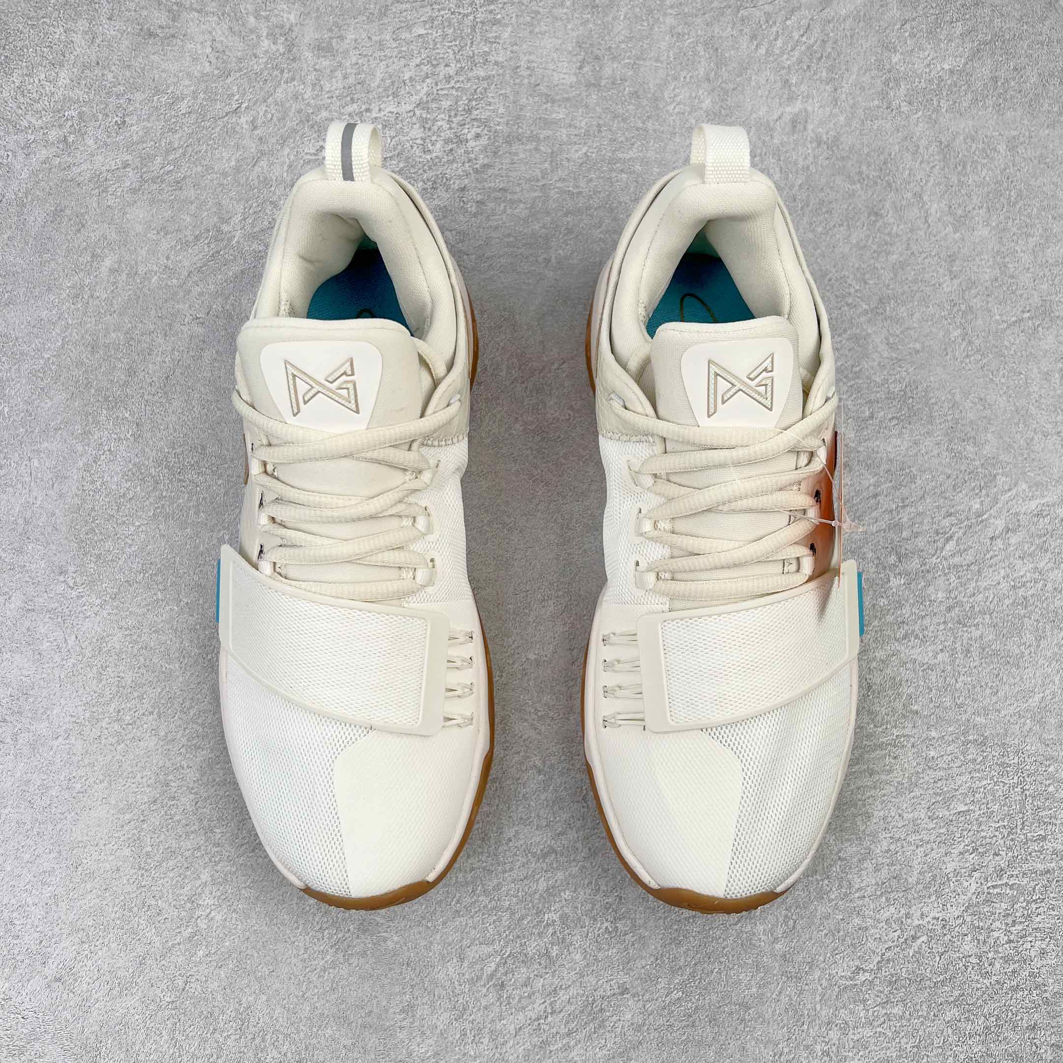 图片[2]-＃K版纯原福利 NK Paul George PG1 保罗乔治一代签名篮球鞋 象牙白 878682-110 网眼布面与麂皮材质拼接合成的鞋身充满质感 鞋面与鞋底的鱼鳞纹路、携带扣的浮标形状设计的灵感来自于乔治最大的个人爱好一钓鱼 鞋身的F引ywire动态飞线与大绑带设计为球鞋提供了非常优秀的包妻和稳定性 中底则使用了Phylon泡棉加前掌Zoom Air气垫 带来轻盈而富有回弹力的缓震效果 球鞋后部的3M反光条设计则寓意着他那次著名的受伤事件 尺码：39 40 40.5 41 42 42.5 43 44 44.5 45 46-选品中心
