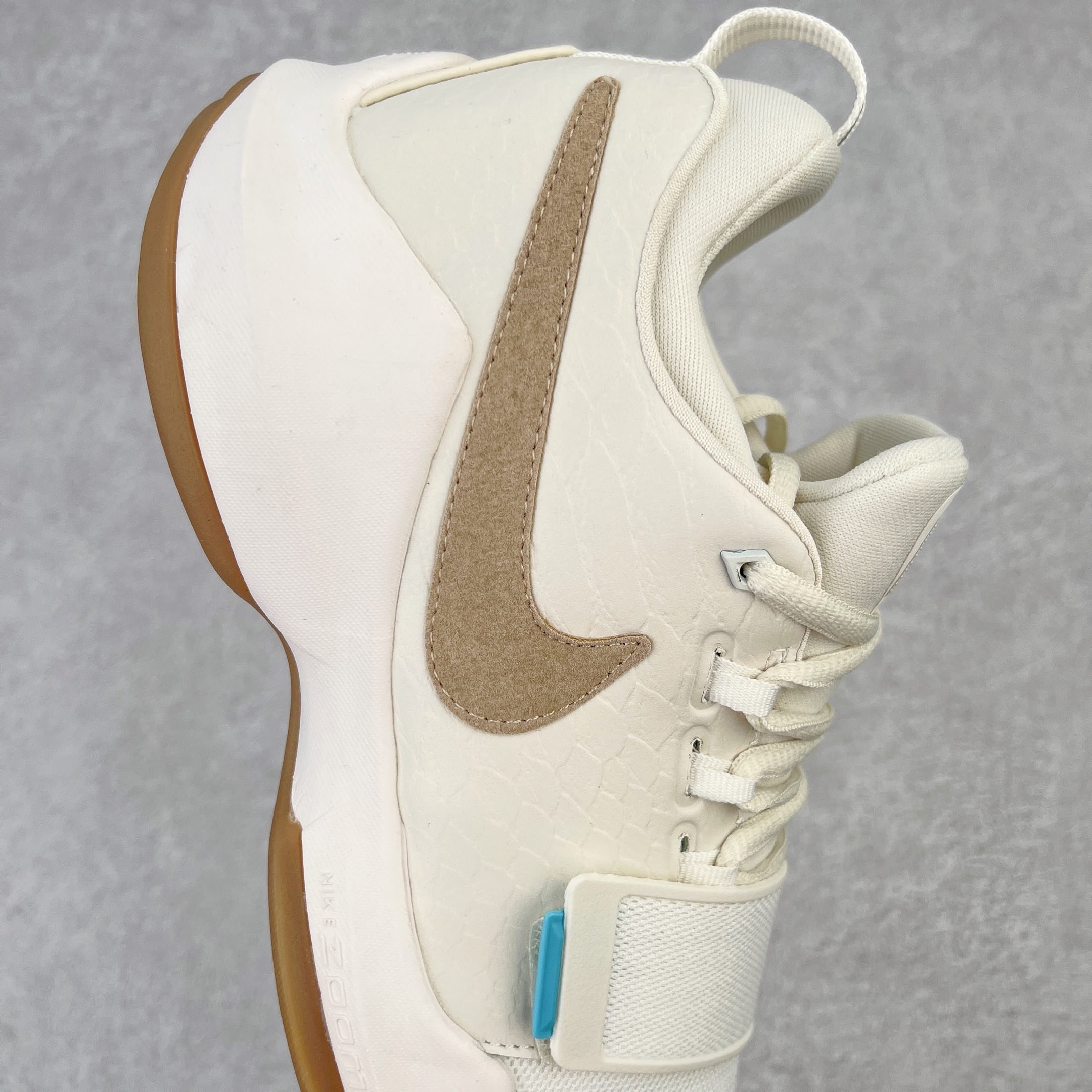 图片[6]-＃K版纯原福利 NK Paul George PG1 保罗乔治一代签名篮球鞋 象牙白 878682-110 网眼布面与麂皮材质拼接合成的鞋身充满质感 鞋面与鞋底的鱼鳞纹路、携带扣的浮标形状设计的灵感来自于乔治最大的个人爱好一钓鱼 鞋身的F引ywire动态飞线与大绑带设计为球鞋提供了非常优秀的包妻和稳定性 中底则使用了Phylon泡棉加前掌Zoom Air气垫 带来轻盈而富有回弹力的缓震效果 球鞋后部的3M反光条设计则寓意着他那次著名的受伤事件 尺码：39 40 40.5 41 42 42.5 43 44 44.5 45 46-选品中心