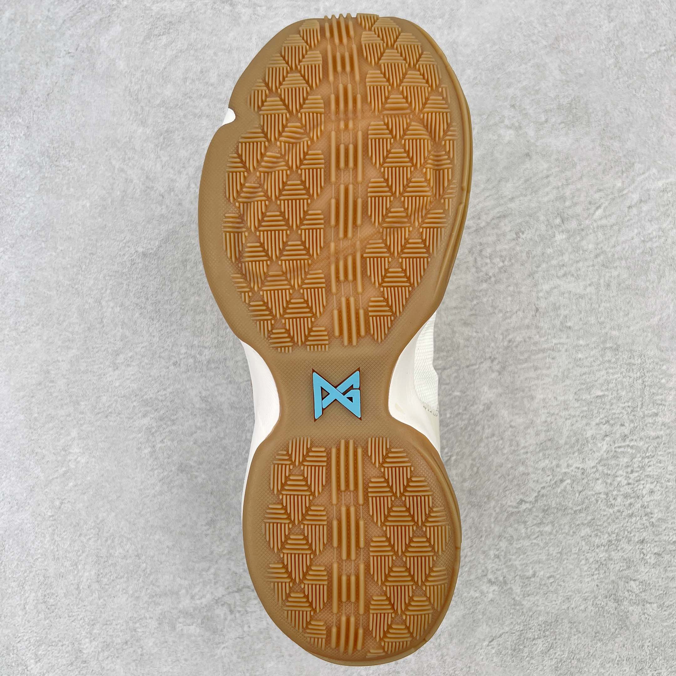 图片[9]-＃K版纯原福利 NK Paul George PG1 保罗乔治一代签名篮球鞋 象牙白 878682-110 网眼布面与麂皮材质拼接合成的鞋身充满质感 鞋面与鞋底的鱼鳞纹路、携带扣的浮标形状设计的灵感来自于乔治最大的个人爱好一钓鱼 鞋身的F引ywire动态飞线与大绑带设计为球鞋提供了非常优秀的包妻和稳定性 中底则使用了Phylon泡棉加前掌Zoom Air气垫 带来轻盈而富有回弹力的缓震效果 球鞋后部的3M反光条设计则寓意着他那次著名的受伤事件 尺码：39 40 40.5 41 42 42.5 43 44 44.5 45 46-选品中心