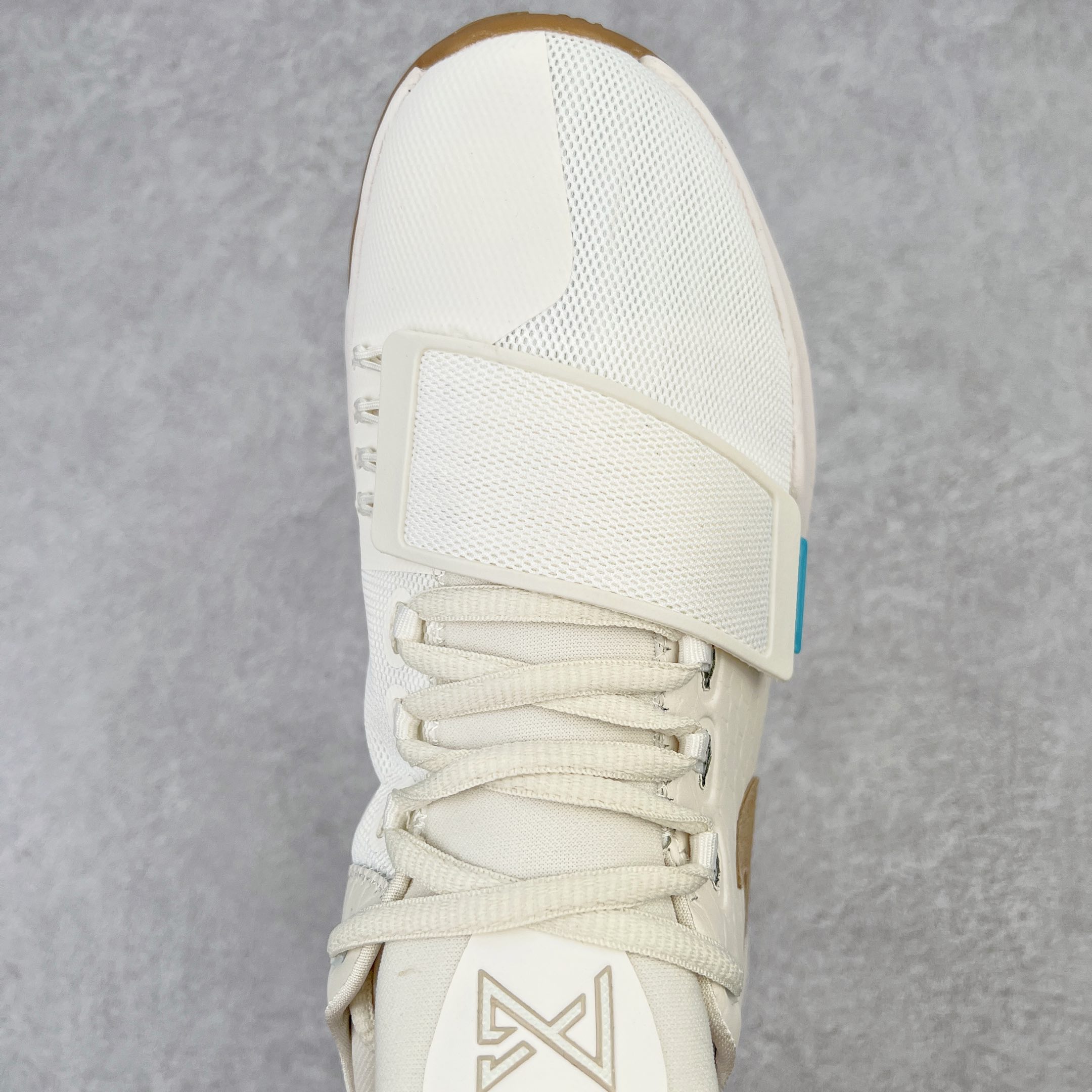 图片[4]-＃K版纯原福利 NK Paul George PG1 保罗乔治一代签名篮球鞋 象牙白 878682-110 网眼布面与麂皮材质拼接合成的鞋身充满质感 鞋面与鞋底的鱼鳞纹路、携带扣的浮标形状设计的灵感来自于乔治最大的个人爱好一钓鱼 鞋身的F引ywire动态飞线与大绑带设计为球鞋提供了非常优秀的包妻和稳定性 中底则使用了Phylon泡棉加前掌Zoom Air气垫 带来轻盈而富有回弹力的缓震效果 球鞋后部的3M反光条设计则寓意着他那次著名的受伤事件 尺码：39 40 40.5 41 42 42.5 43 44 44.5 45 46-选品中心
