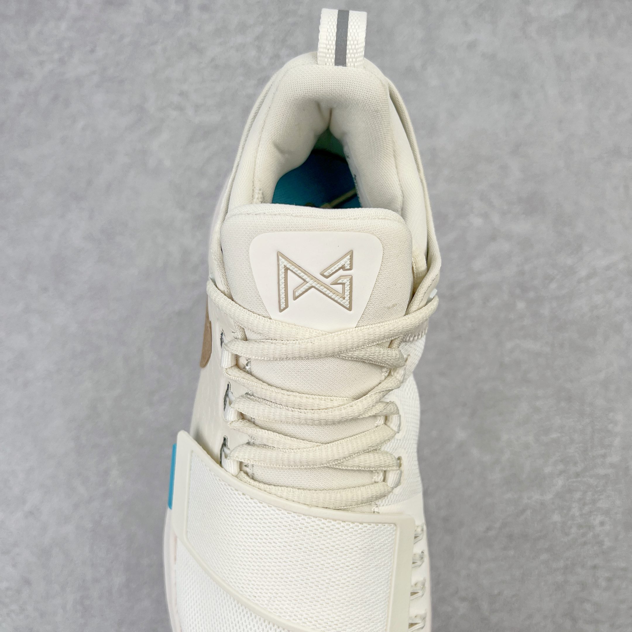 图片[5]-＃K版纯原福利 NK Paul George PG1 保罗乔治一代签名篮球鞋 象牙白 878682-110 网眼布面与麂皮材质拼接合成的鞋身充满质感 鞋面与鞋底的鱼鳞纹路、携带扣的浮标形状设计的灵感来自于乔治最大的个人爱好一钓鱼 鞋身的F引ywire动态飞线与大绑带设计为球鞋提供了非常优秀的包妻和稳定性 中底则使用了Phylon泡棉加前掌Zoom Air气垫 带来轻盈而富有回弹力的缓震效果 球鞋后部的3M反光条设计则寓意着他那次著名的受伤事件 尺码：39 40 40.5 41 42 42.5 43 44 44.5 45 46-选品中心