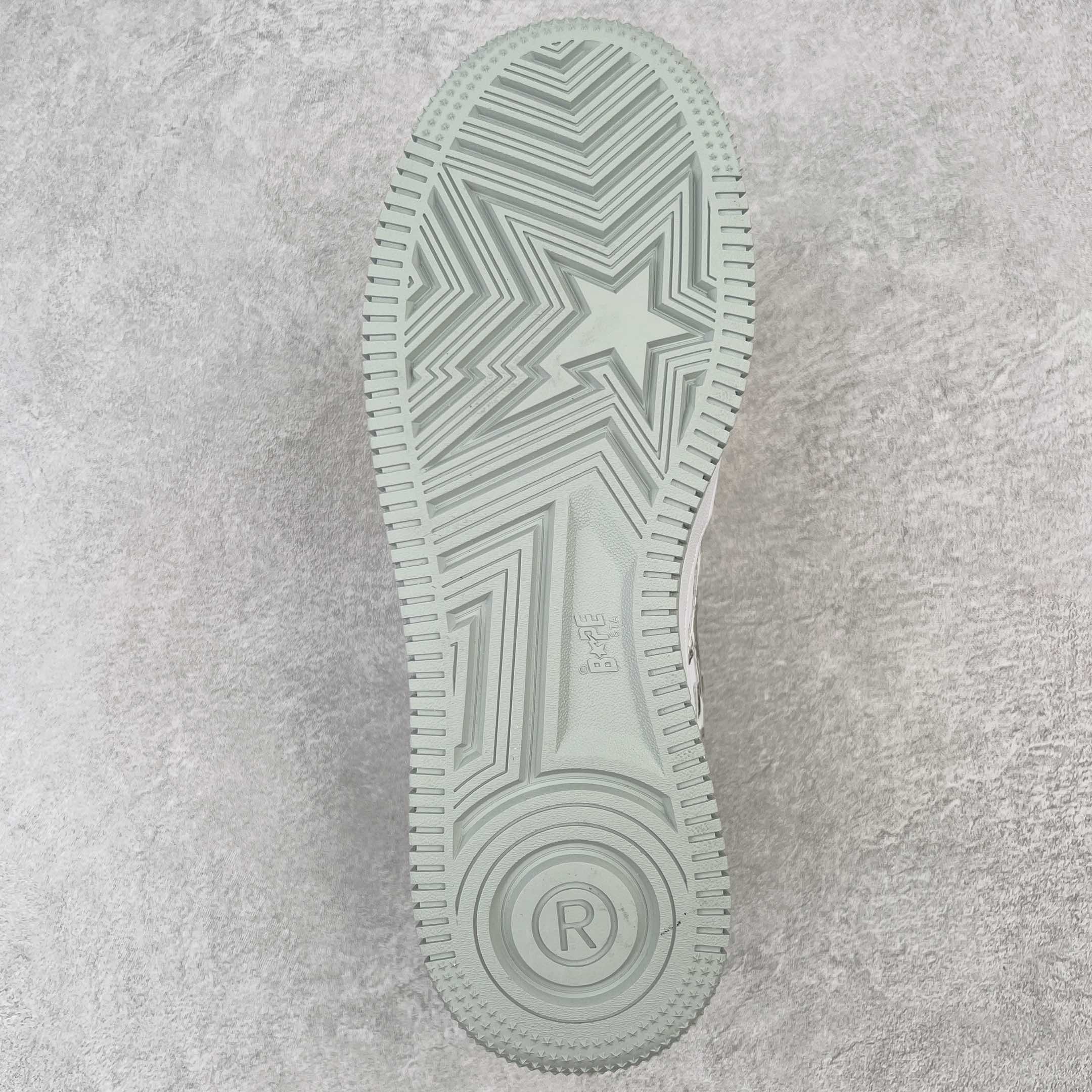 图片[9]-＃C版纯原 Bape Sta To Low 明星同款 猿人头经典漆皮低帮运动休闲板鞋 全套原纸板楦头开发 确保原汁原味 市场最完美低趴版型 一比一鞋头弧度高度鞋身弧度 外贸平台指定订单 匠心打造 开发时长超过半年 独家私模磨具冲刀加持 原厂特供皮料光泽色卡零偏差 内里均采用市场最好的超软原厂填充棉 原数据进口机台高频印压LOGO 最高QC检验标准 控制溢胶瑕疵 深浅定位均保持zp一致 中底嵌入Ortholite缓震材质 全套原包装 包含猿人logo 定制防尘袋 尺码：36 36.5 37 38 38.5 40 40.5 41 42 42.5 43 44 44.5 45 46-选品中心