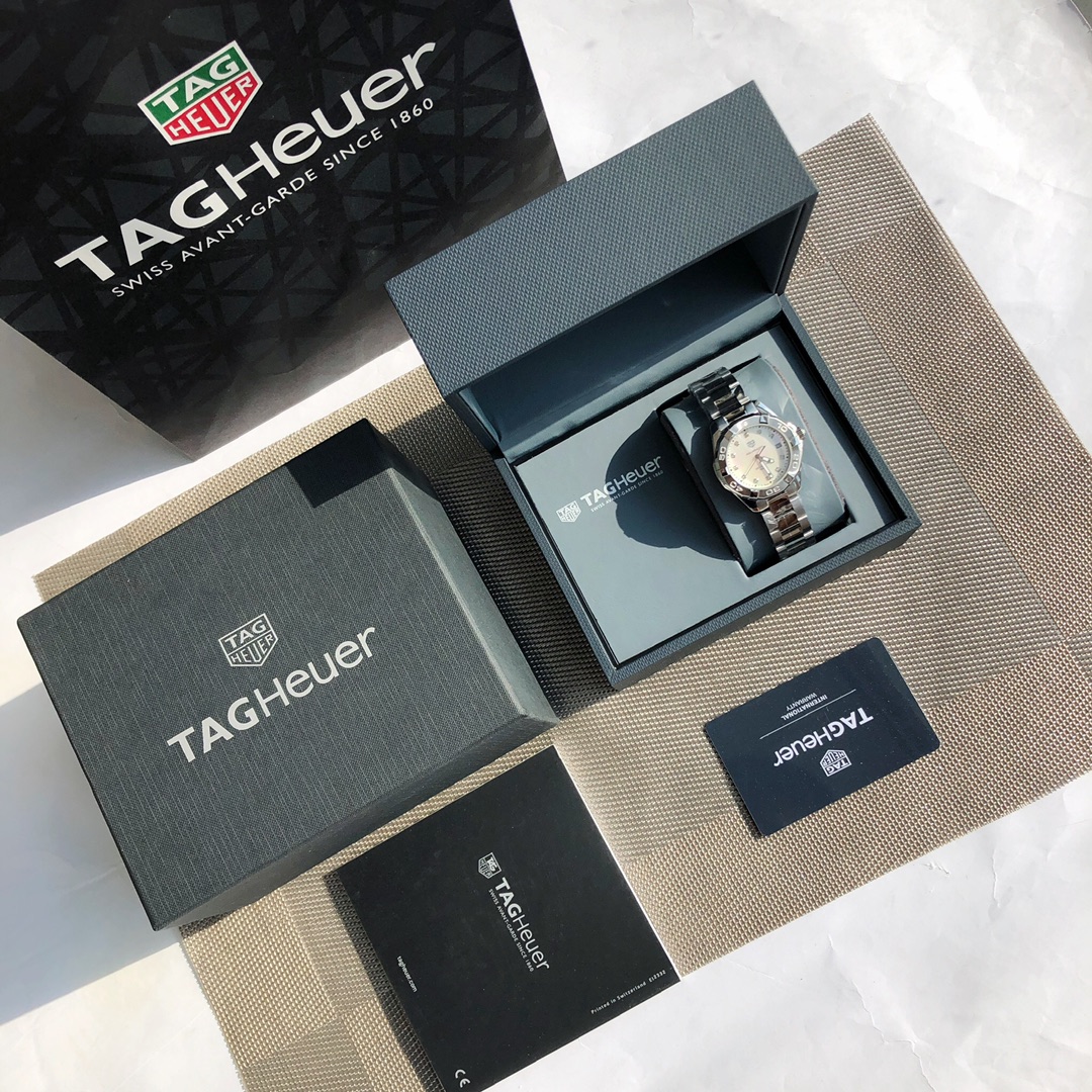 批💰700配盒
新款泰格豪雅女表，很赞！今夏最爆女装表，新款硬货，独家首发！Original Tagheuer,泰格豪雅竞潜系列女士石英表，原装材质表带表壳，温润细腻，清新淡雅，更显奢华！尺寸35m，蓝宝石镜面，精致深邃贝母面，原装瑞士石英机芯，支持拆机验货，一表一码配吊牌，专柜同步！全新全套出[色][色][色]