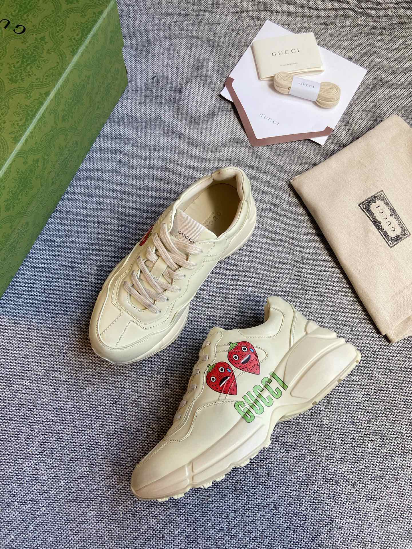 Кроссовки женские Gucci, бежевые с принтом клубники